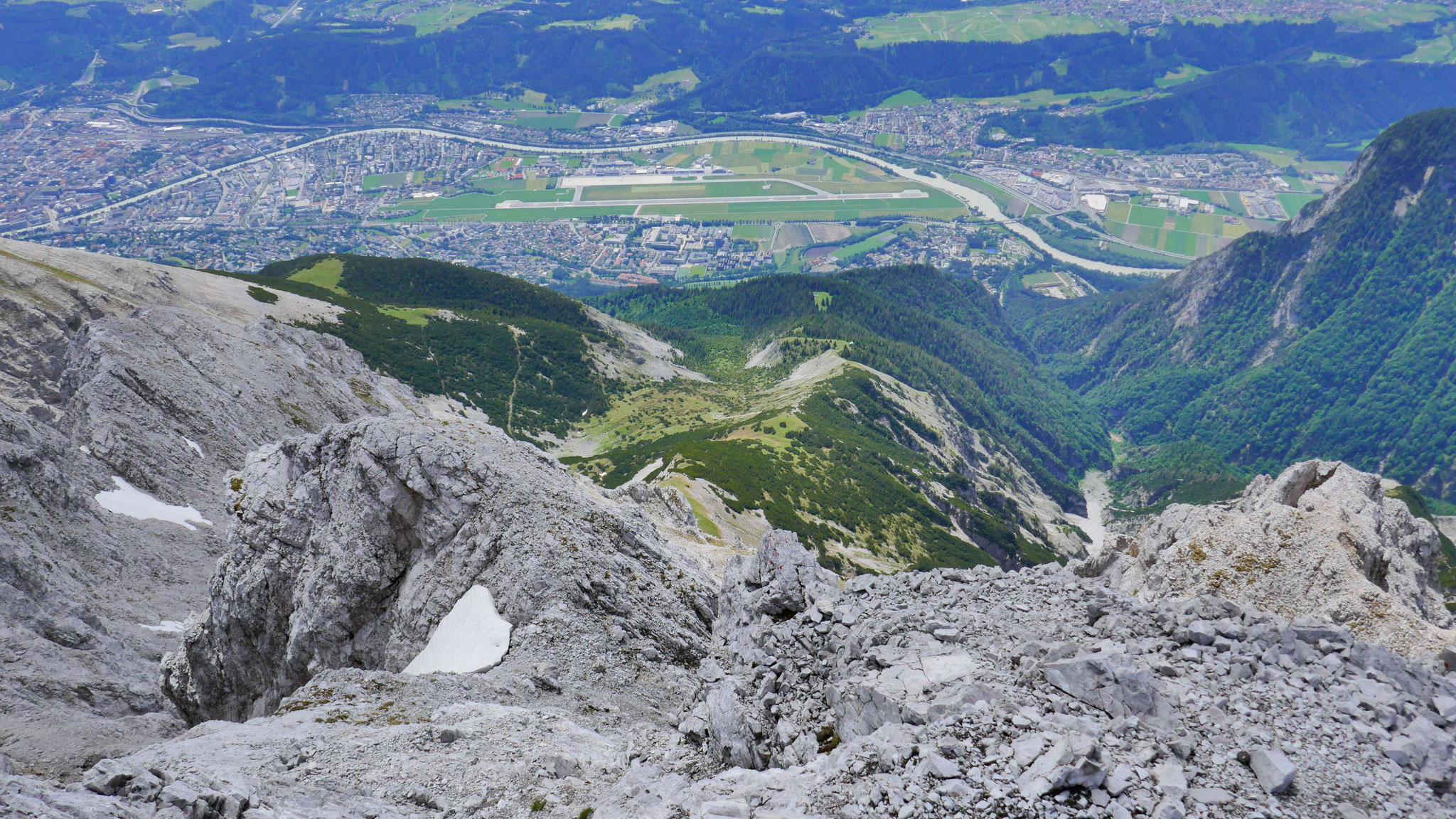 Tiefblick auf Kranebitten, hier kommt der IVer-Südgrat herauf