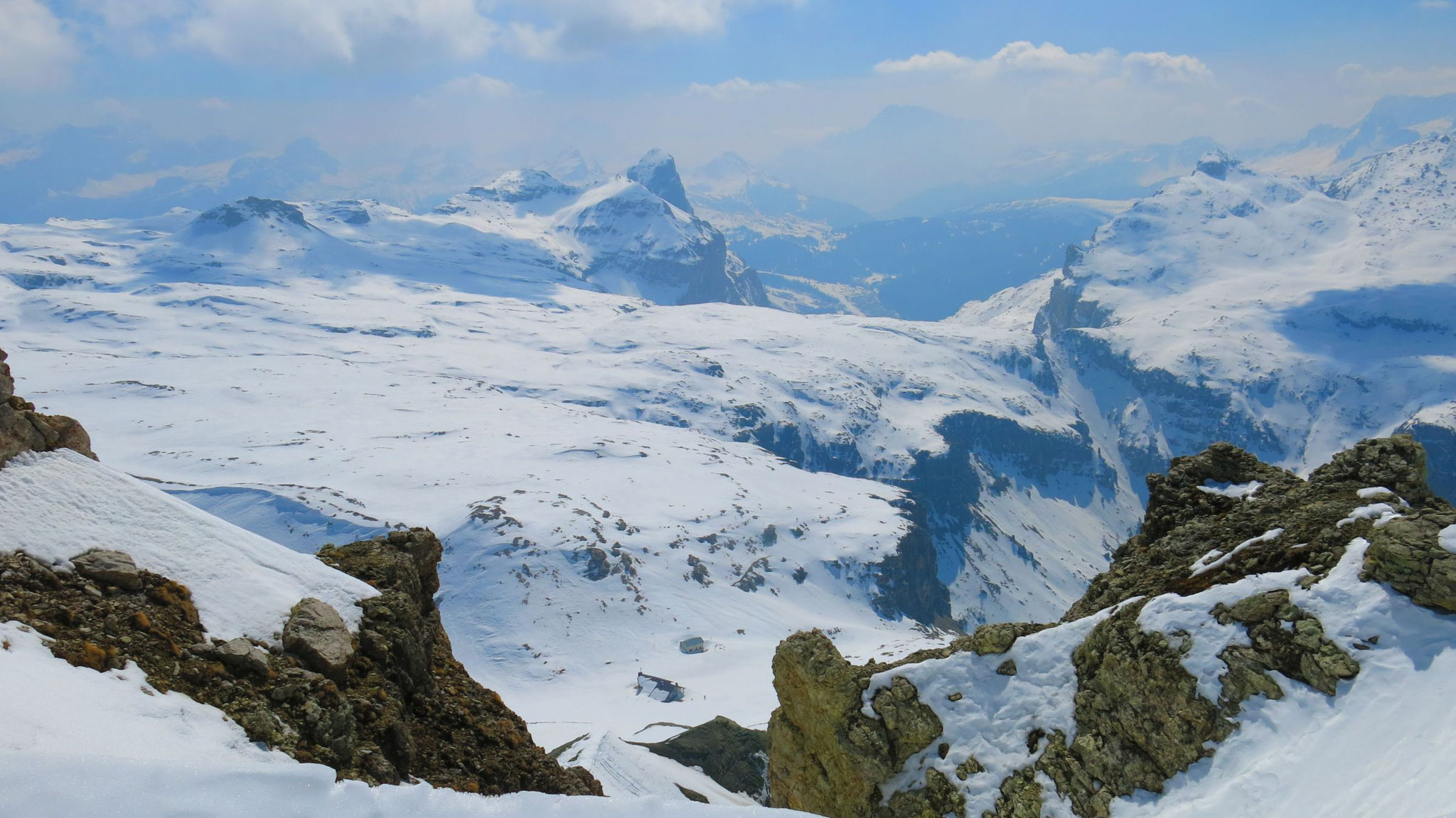 Col dala Sone & Sassongher, rechts im Dunst Monte Civetta