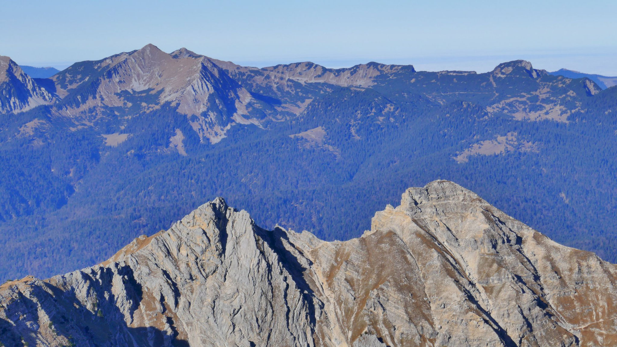 Feldernkreuz und Schöttelkarspitze, dahinter Krottenkopf im Estergebirge