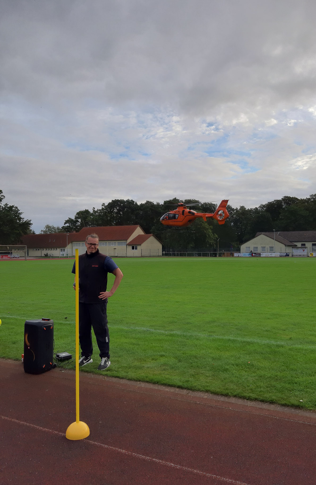 der erst über den Sportplatz kreiste