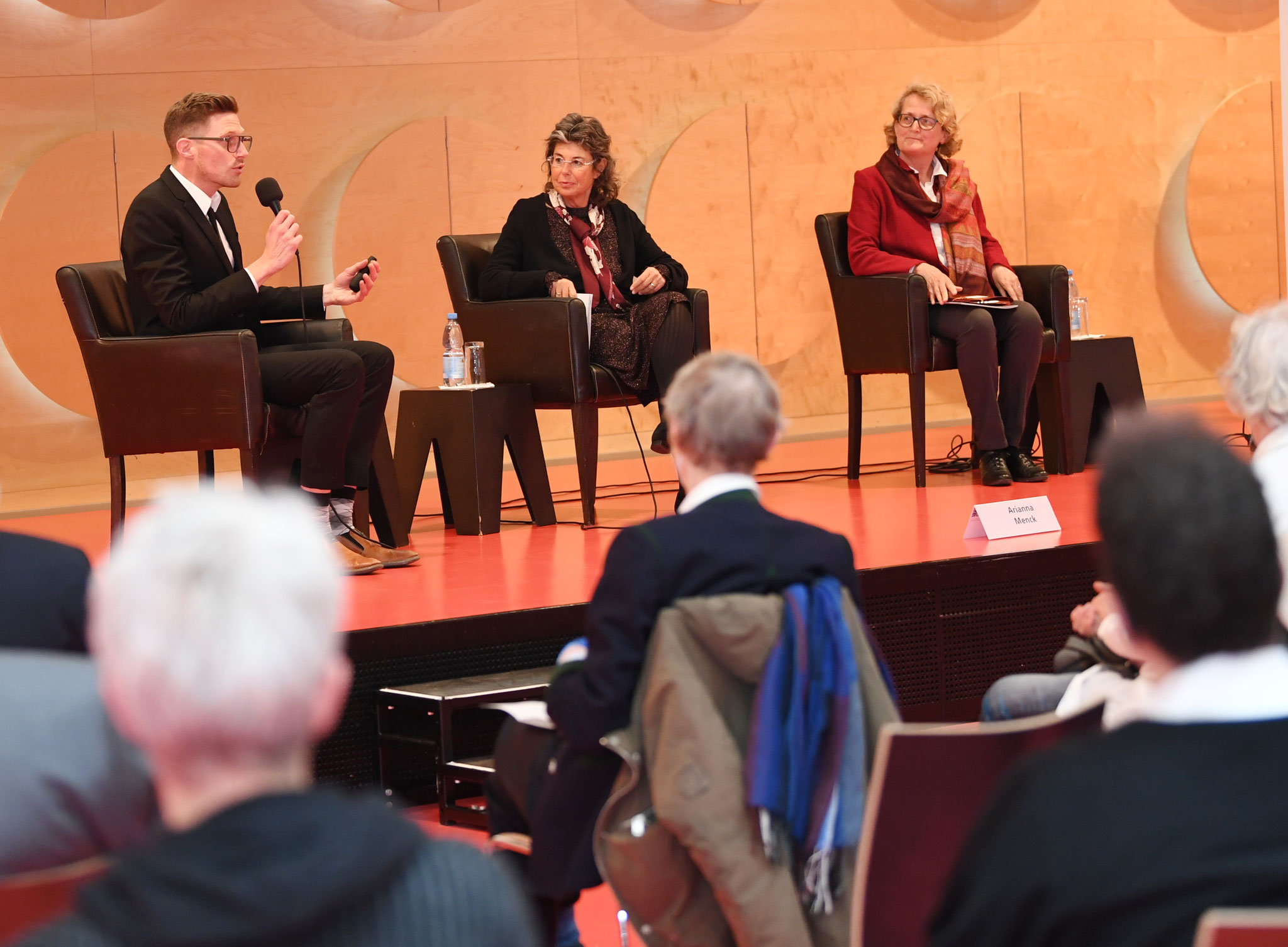 Im Gespräch: Markus Pfalzgraf mit den Clara-Menck-Enkelinnen Arianna Menck (Mitte) und Claire Vézon-Daunis Michel (rechts)