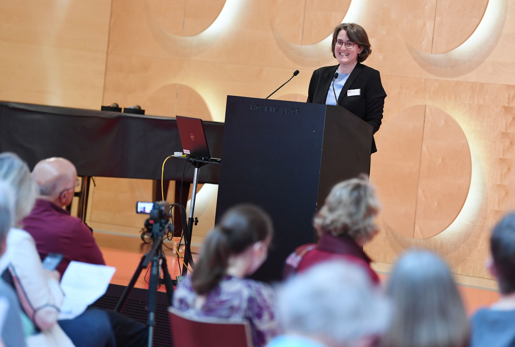 Ulrike Kammerer vom Hospitalhof Stuttgart begrüßt das Publikum