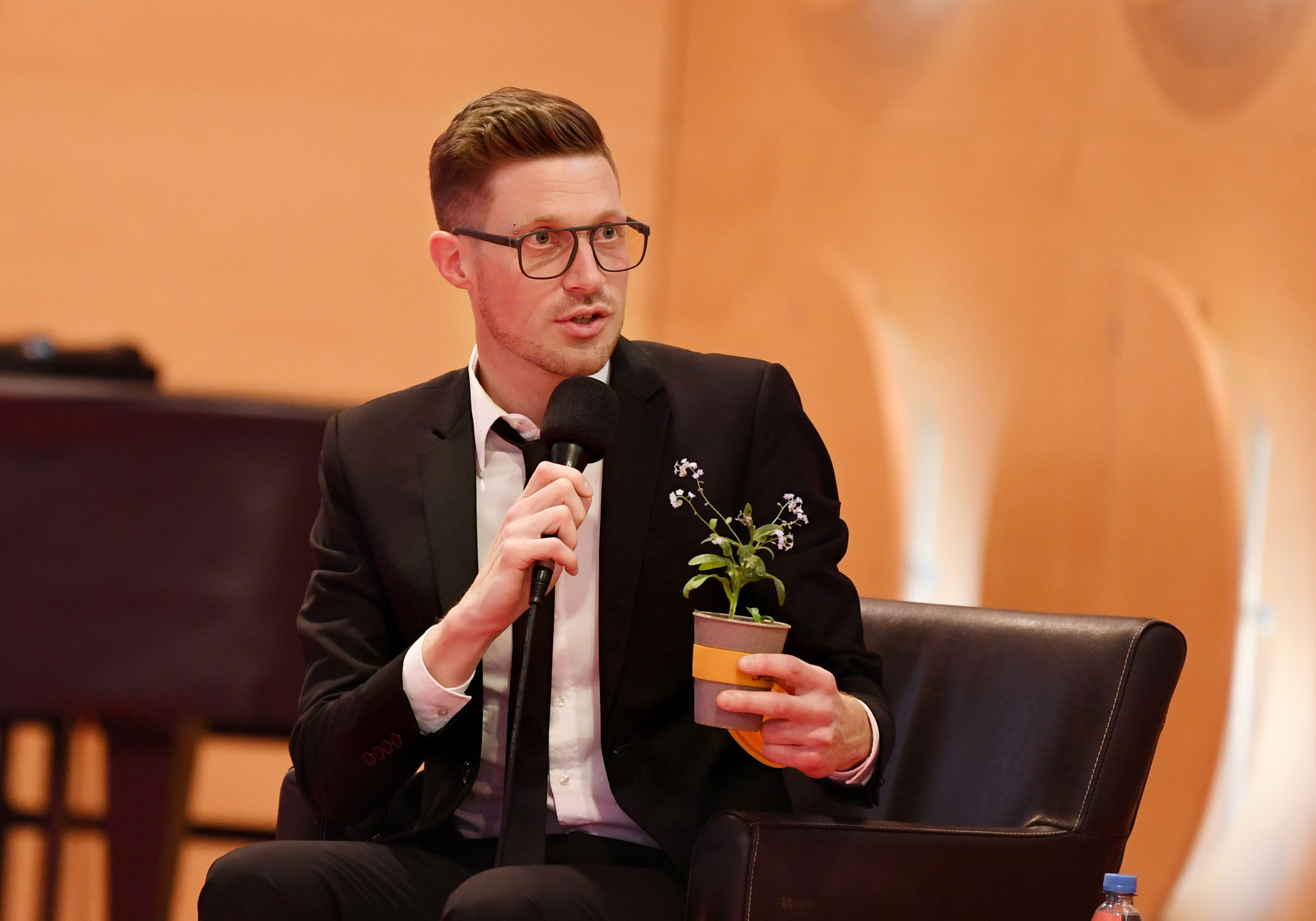 Markus Pfalzgraf überreicht den Enkelinnen ein Vergissmeinnicht von der ehemaligen Stuttgarter Grabstelle Clara Mencks