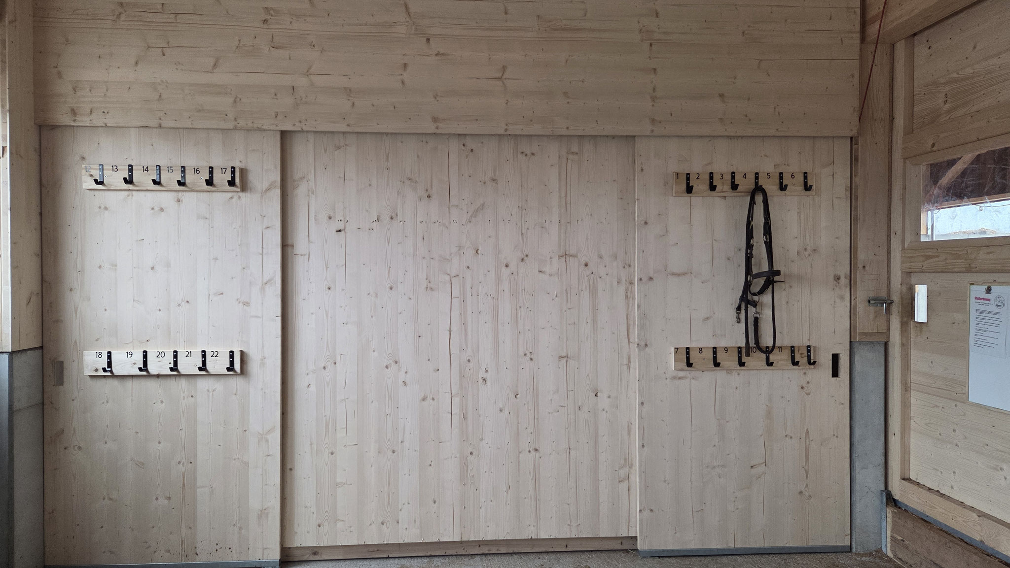 Halfterwand mit eigener Nummer