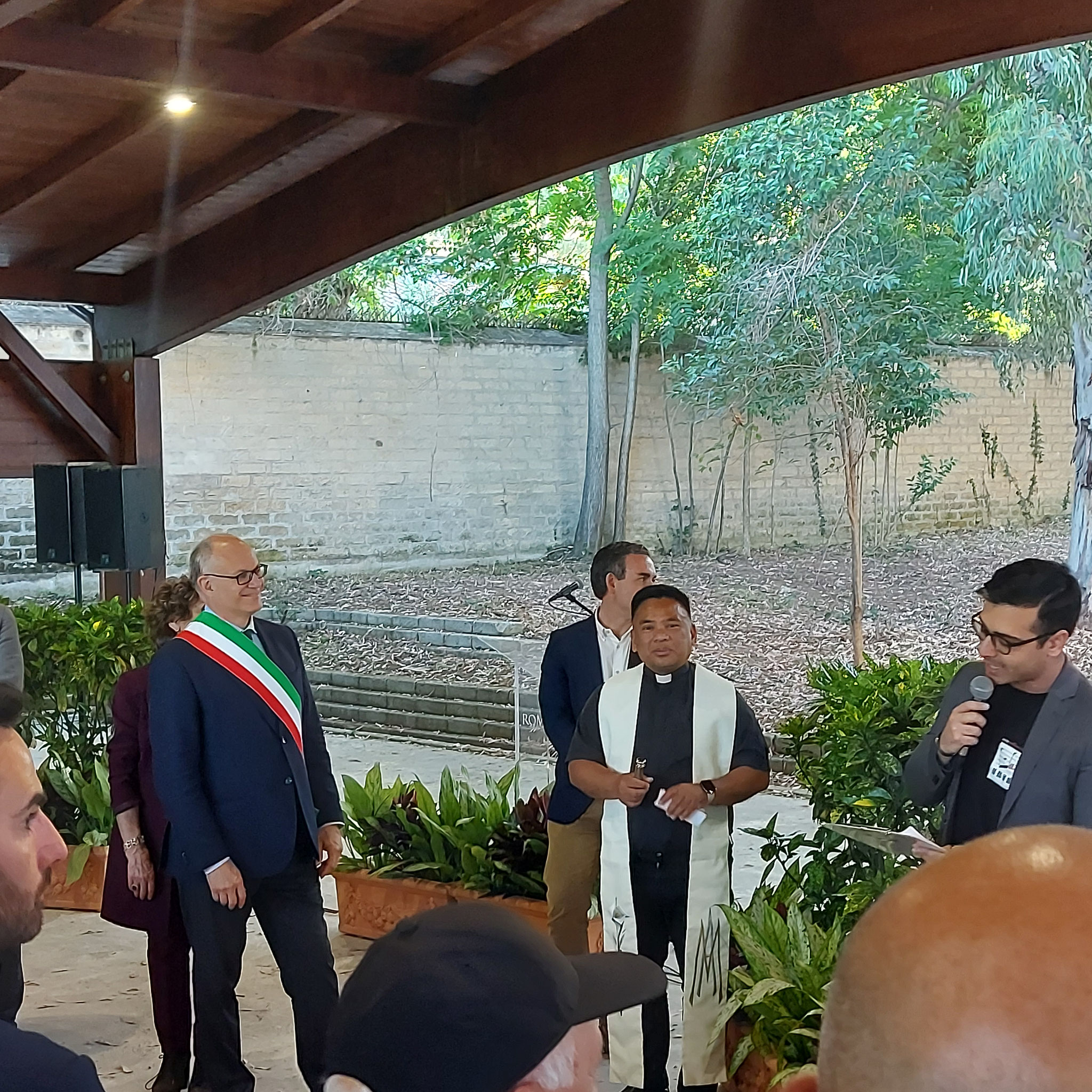 William Feliziani presentatore delle due inaugurazioni. Questa nella foto: Nuovo Centro Anziani in Via delle Canapiglie - inizio cerimonia ore 18:00