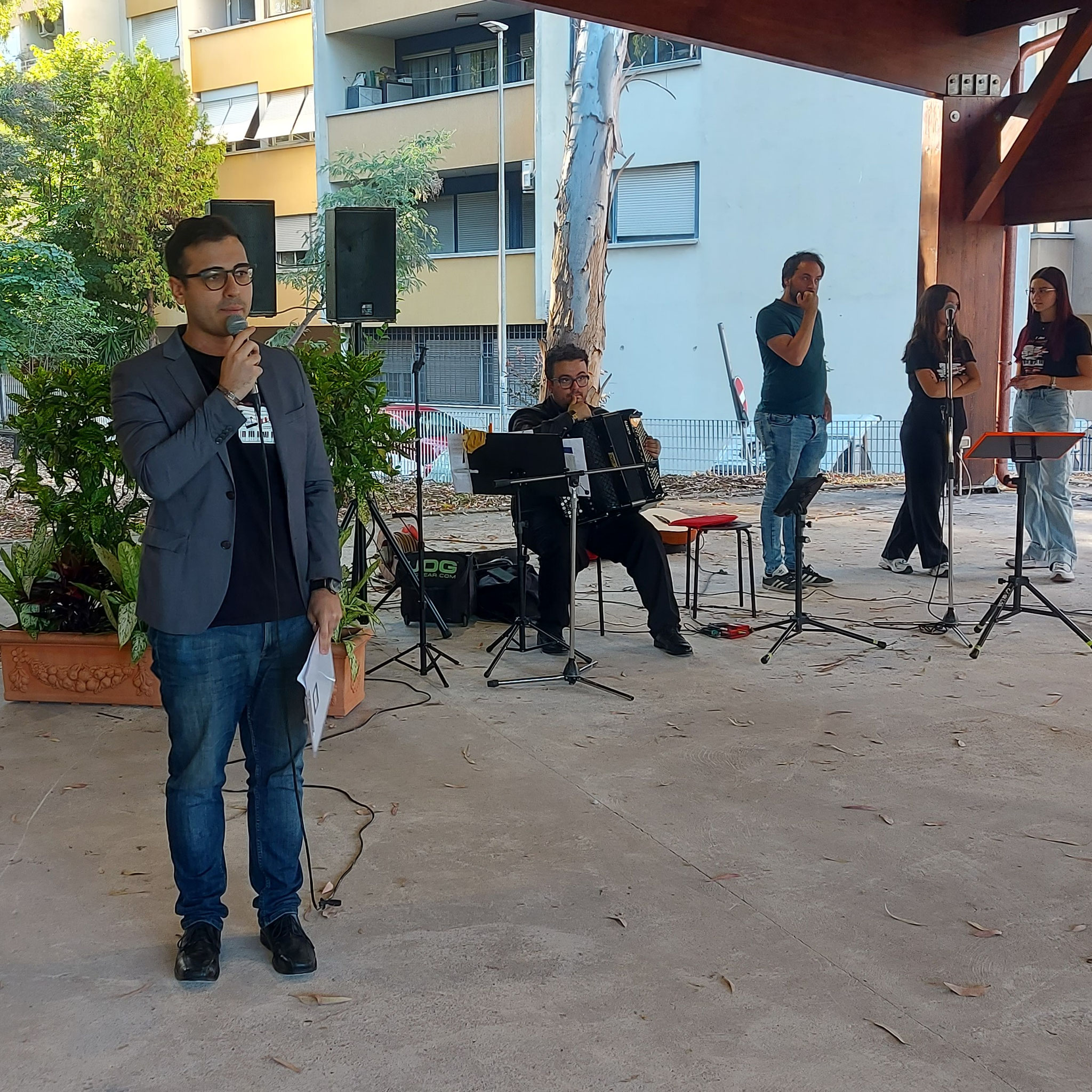 William Feliziani presentatore delle due inaugurazioni. Questa nella foto: Nuovo Centro Anziani in Via delle Canapiglie - inizio cerimonia ore 18:00