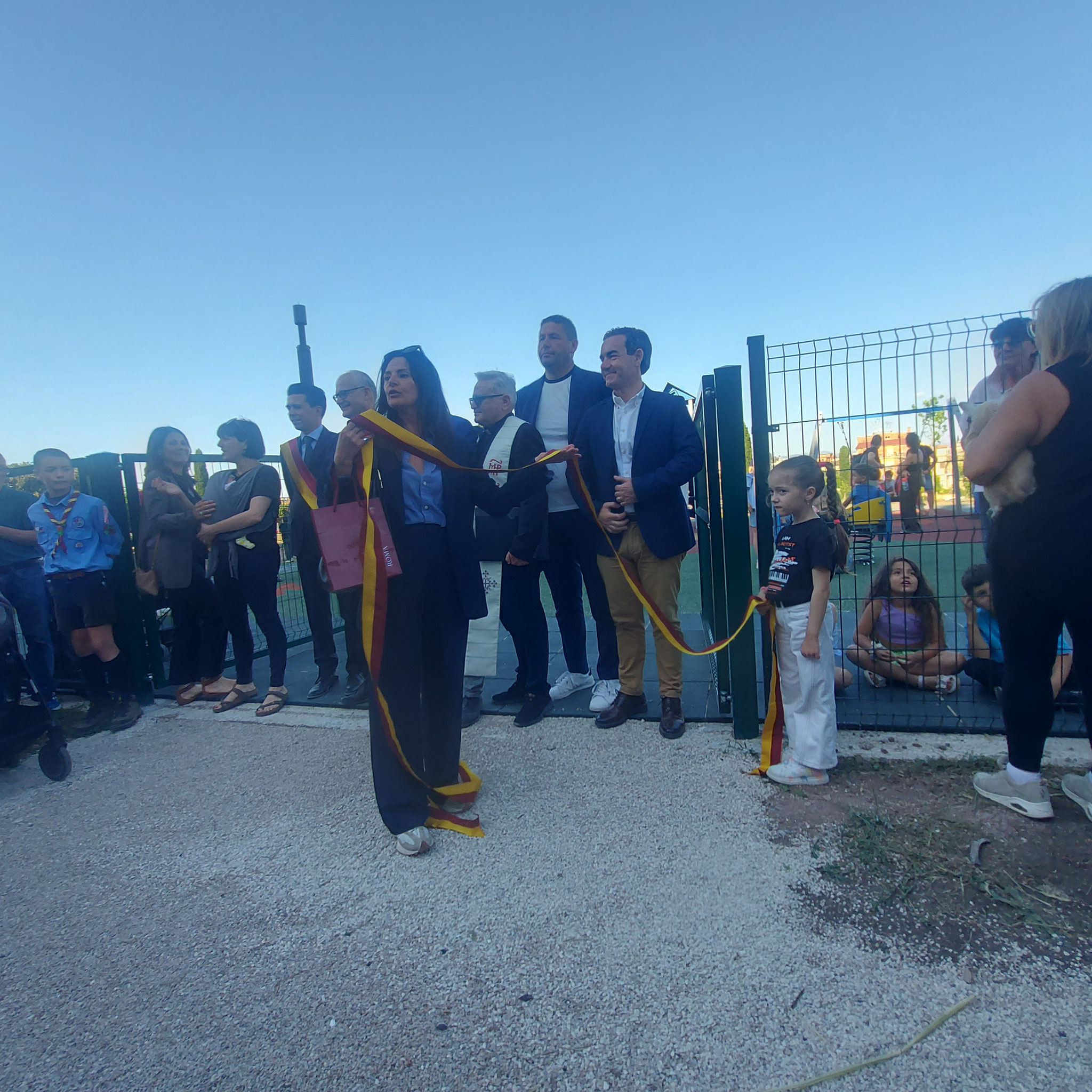 Suemy Feliziani chiamata a tenere il nastro che il Sindaco deve tagliare