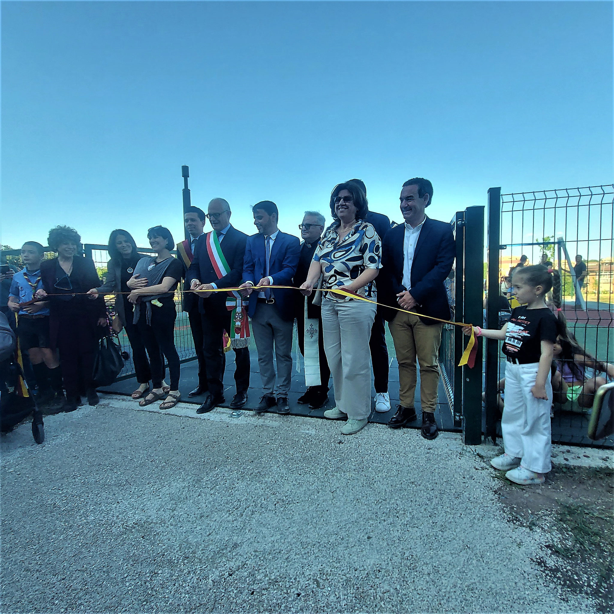 Inaugurazione del Parco di Via delle Rupicole, la nostra piccolina Suemy Feliziani tiene il nastro da tagliare.