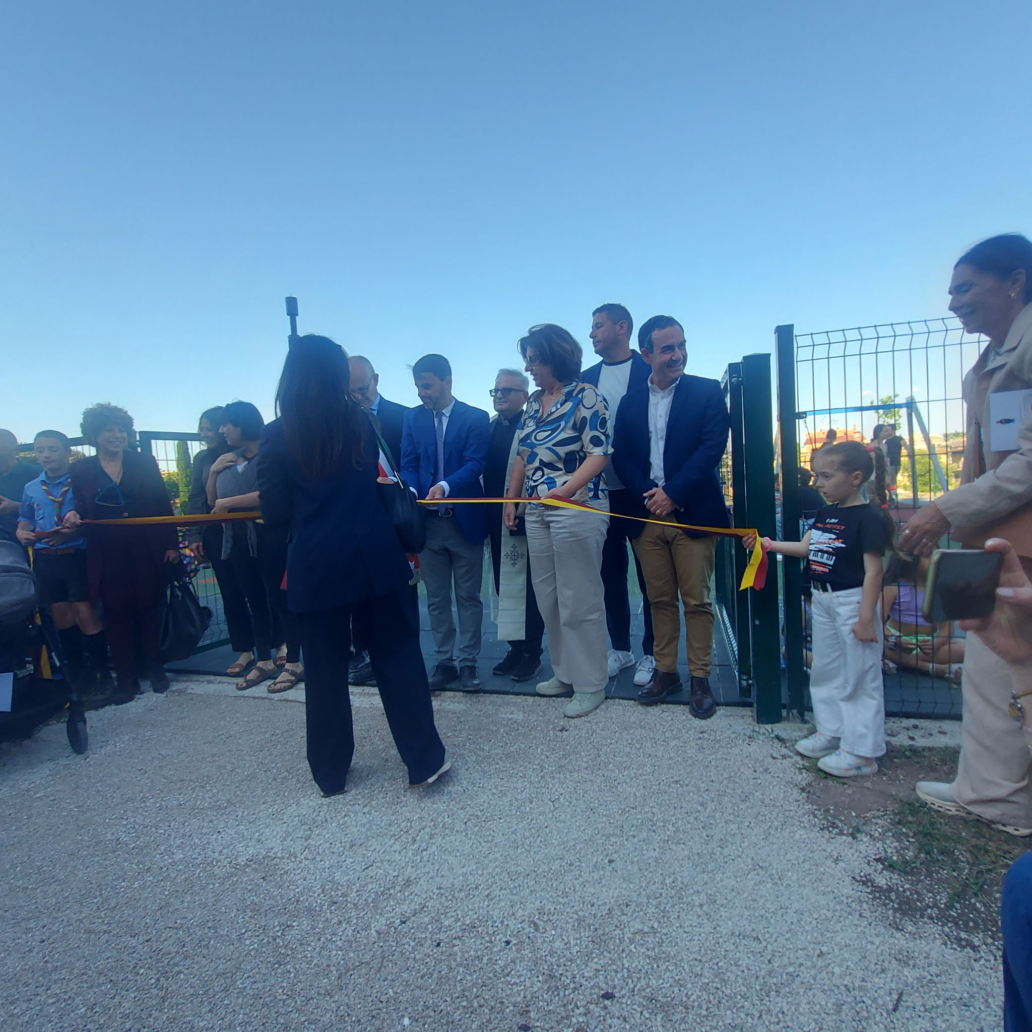 Suemy Feliziani chiamata a tenere il nastro che il Sindaco deve tagliare