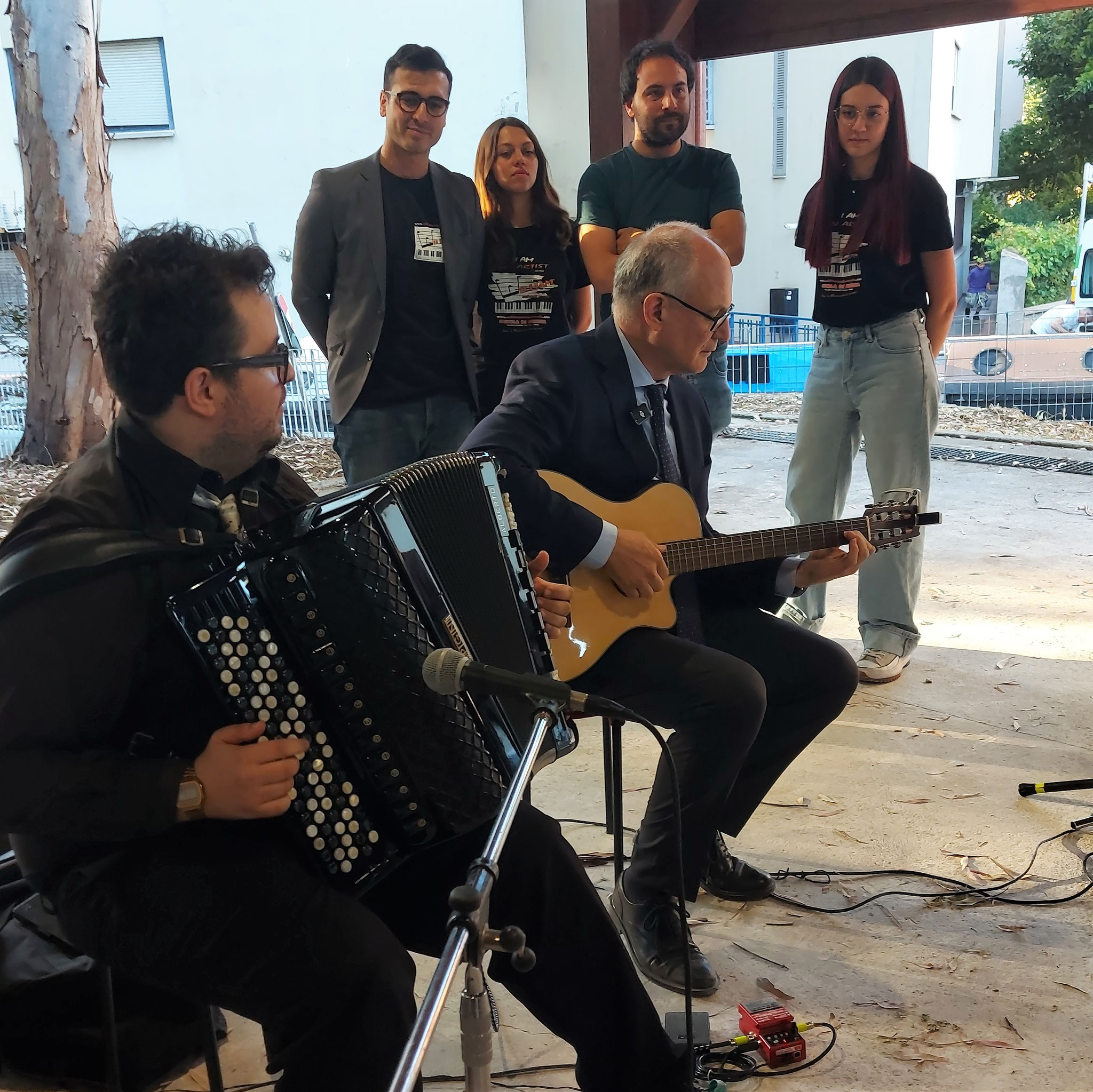 Il Sindaco di Roma, Roberto Gualtieri, suona la chitarra insieme alla William School Music. Da SX: Il M° Alberto Cicero, William Feliziani, Chiara Busdraghi, il M° Flavio Marinelli e Michela Penna.