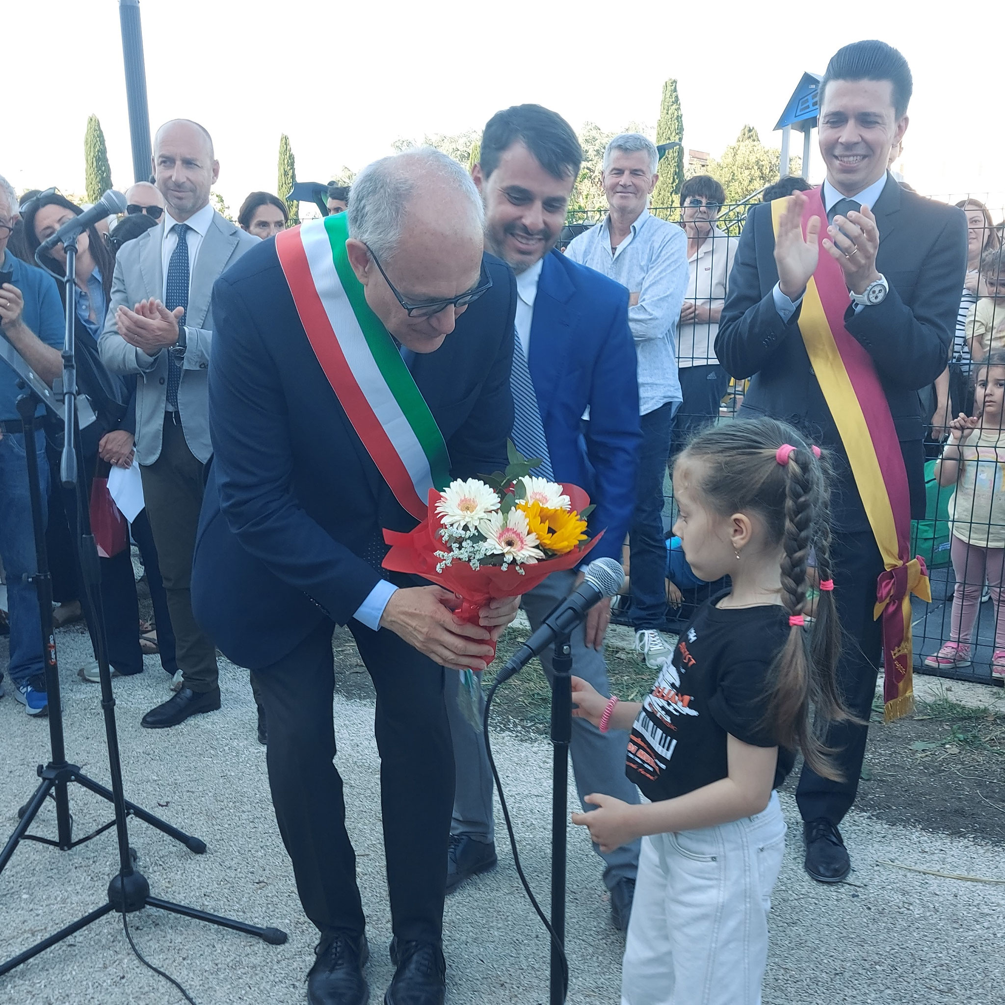 Suemy Feliziani riceve in dono, dal Sindaco di Roma Roberto Gualtieri, dopo l'esibizione, un coloratissimo mazzo di fiori.