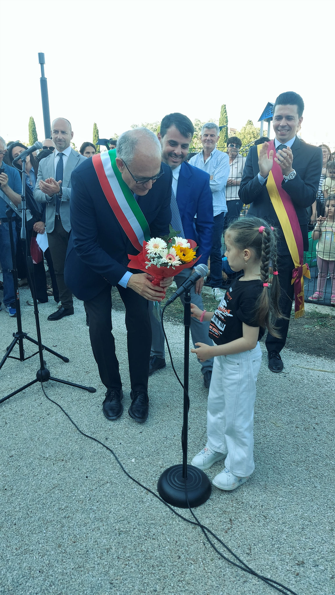 Suemy Feliziani riceve in dono, dal Sindaco di Roma Roberto Gualtieri, dopo l'esibizione, un coloratissimo mazzo di fiori.