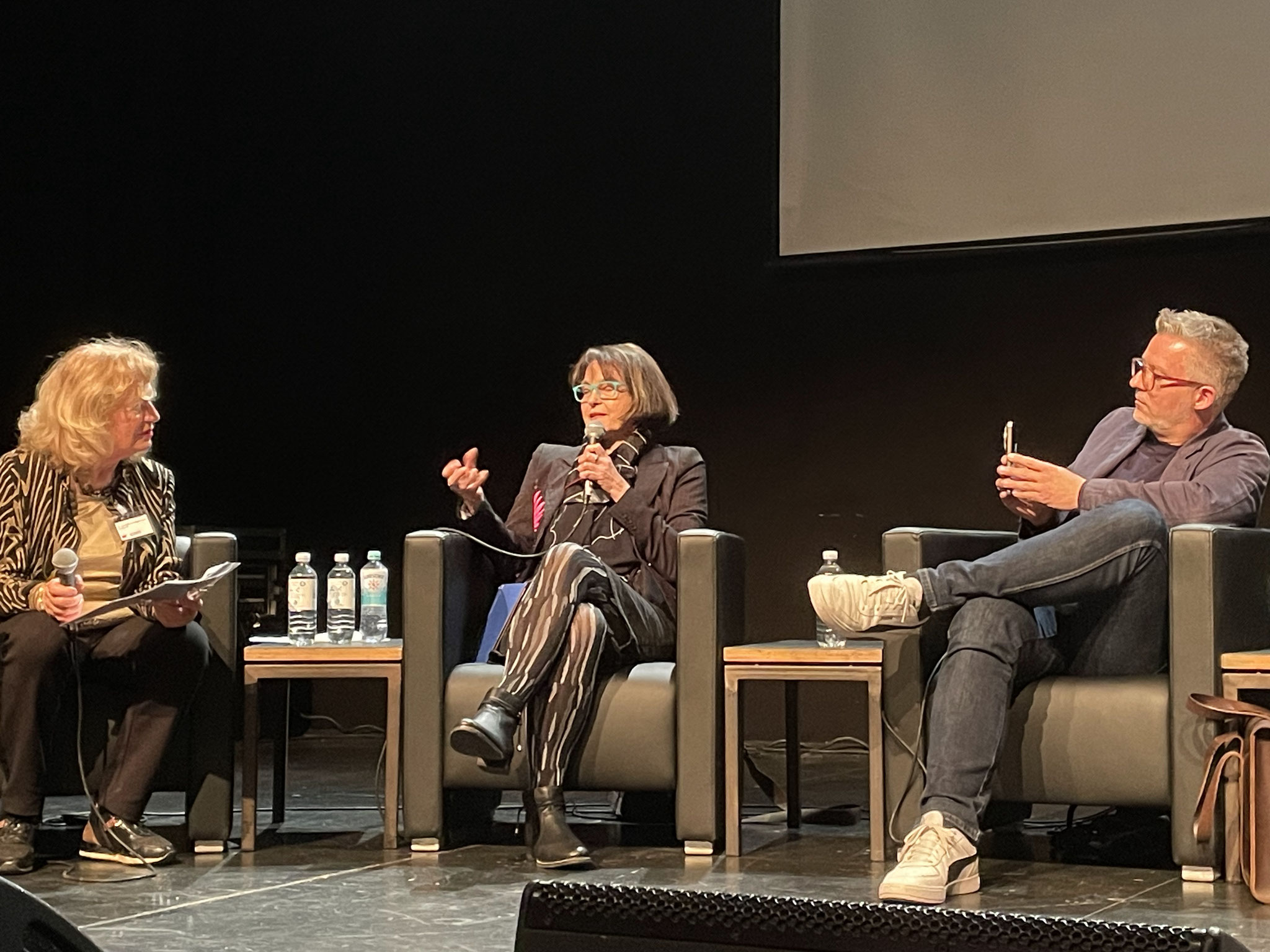 Kunsthandwerk in der Diskussion, Ulrike Isensee, Frank Pressentin mit Moderatorin Sonntag-Wolgast, 23. April, auf Kampnagel