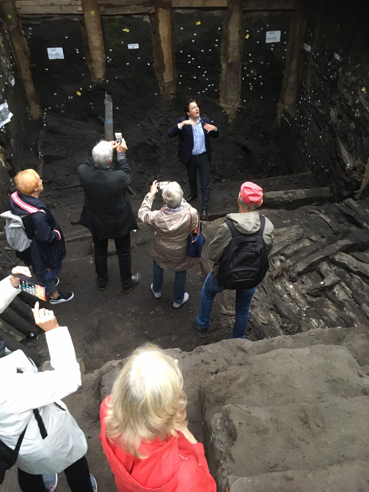 Ausflug in Hamburgs frühe Stadtgeschichte mit Prof. Dr. Rainer-Maria Weiss, Führung durch die Ausgrabungen im Bereich der „Neuen Burg“, September 2020