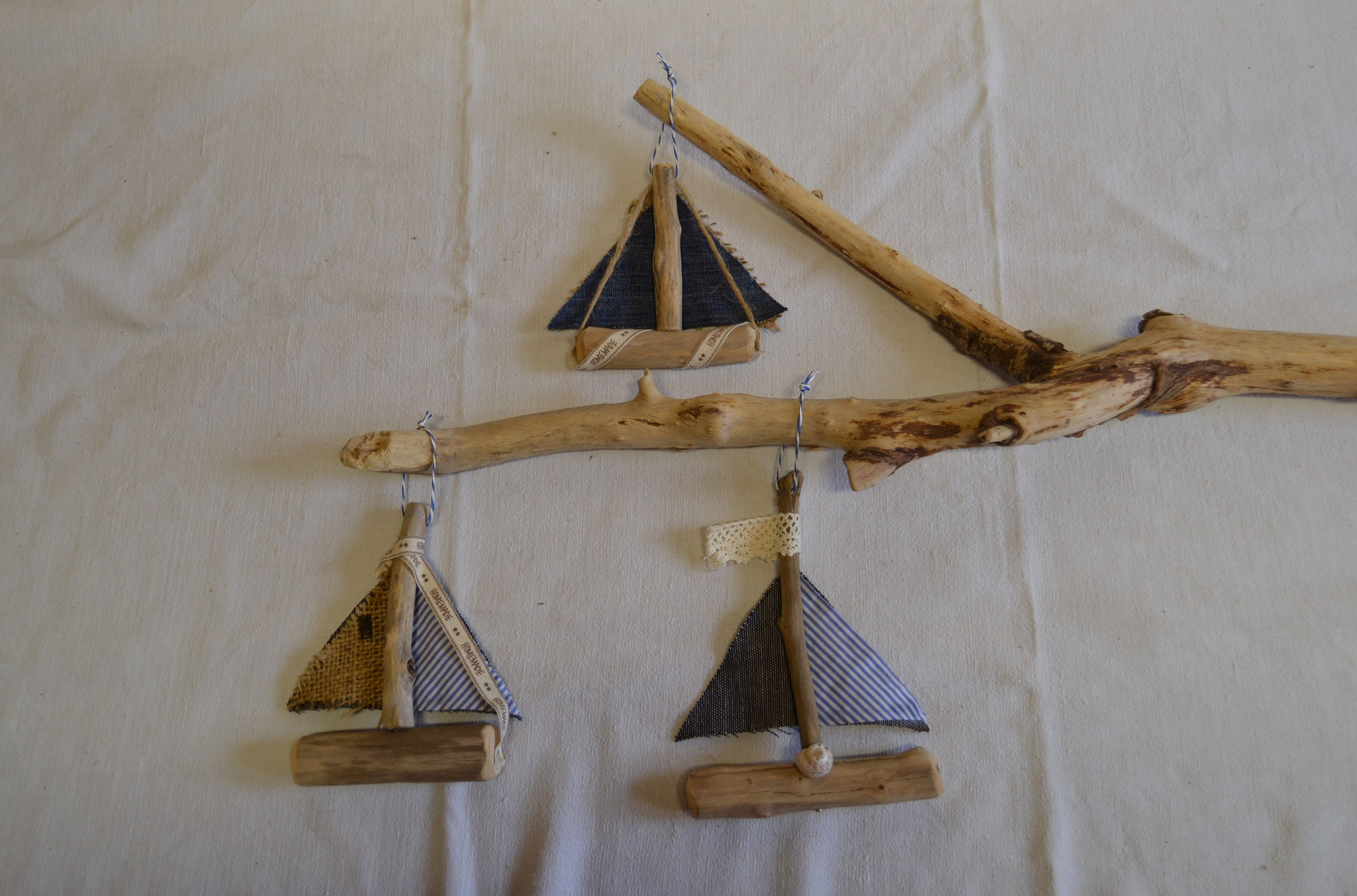hängende Segelschiffe mit Stoffsegeln