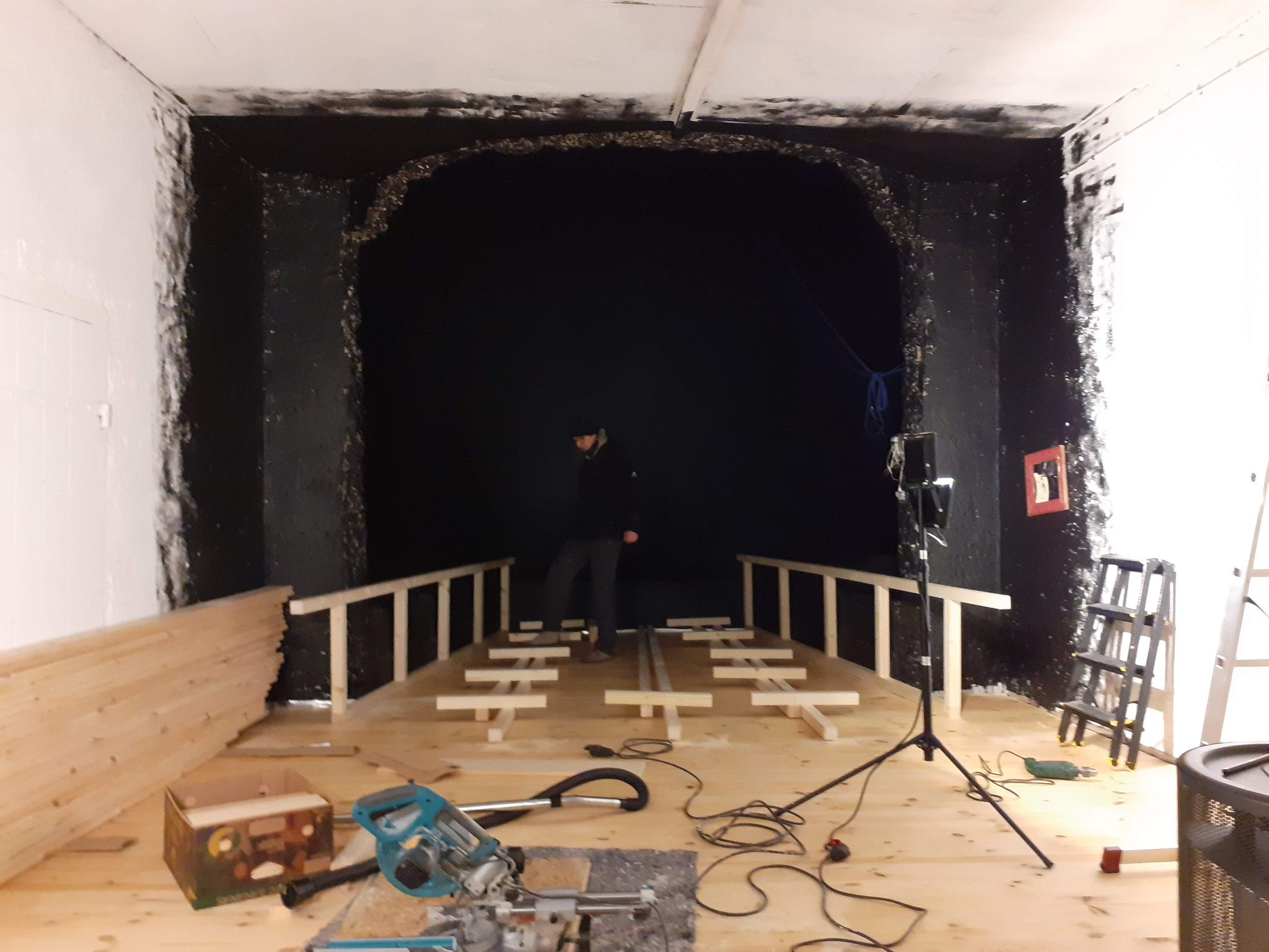 Irgendwann (nach vielen Tagen) ist der Holzboden verlegt und wir beginnen mit dem Bau der Bühne