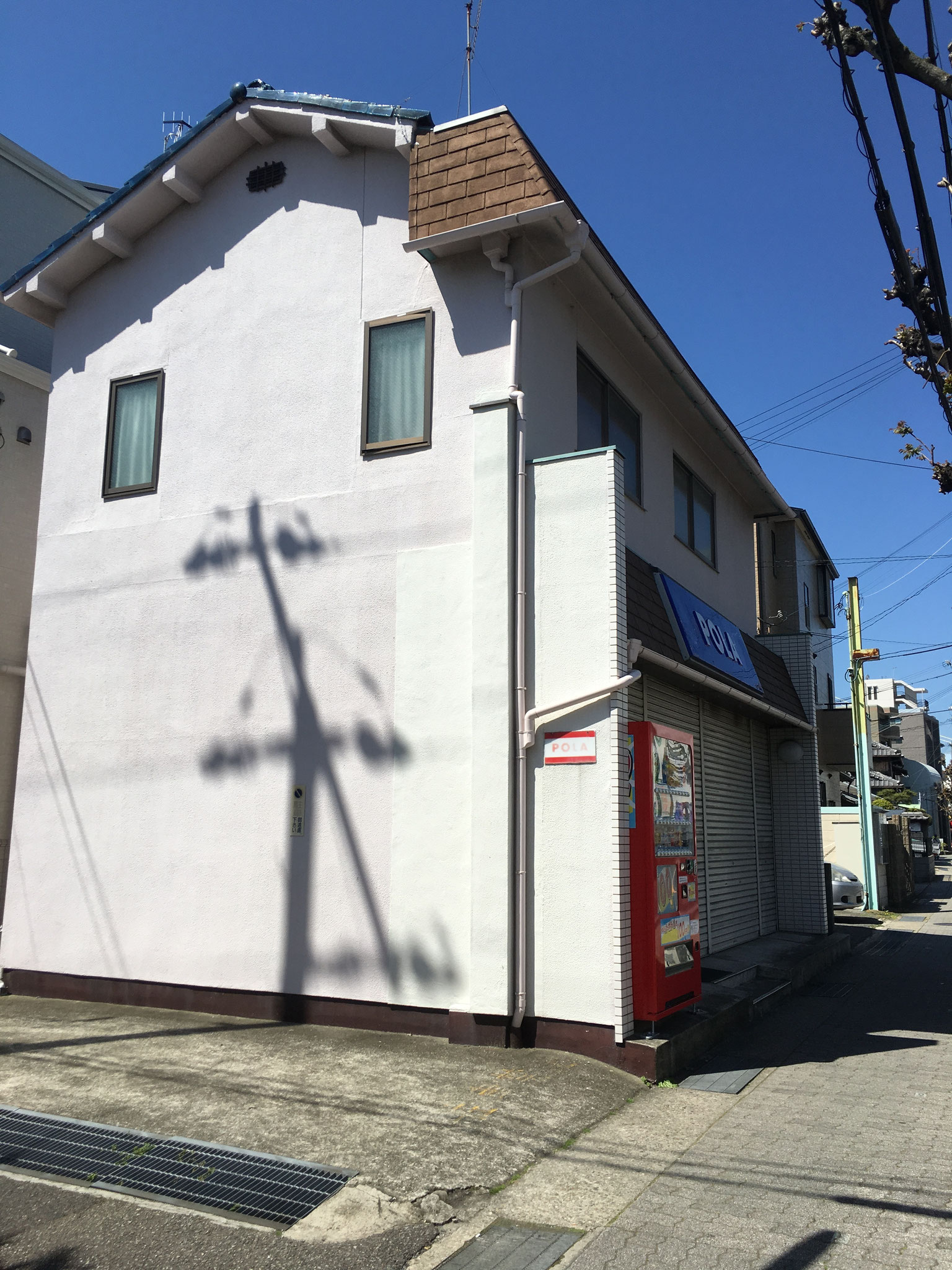 ⑦POLA化粧品さんを左（南）へ　　　　　　　赤い自販機が目印