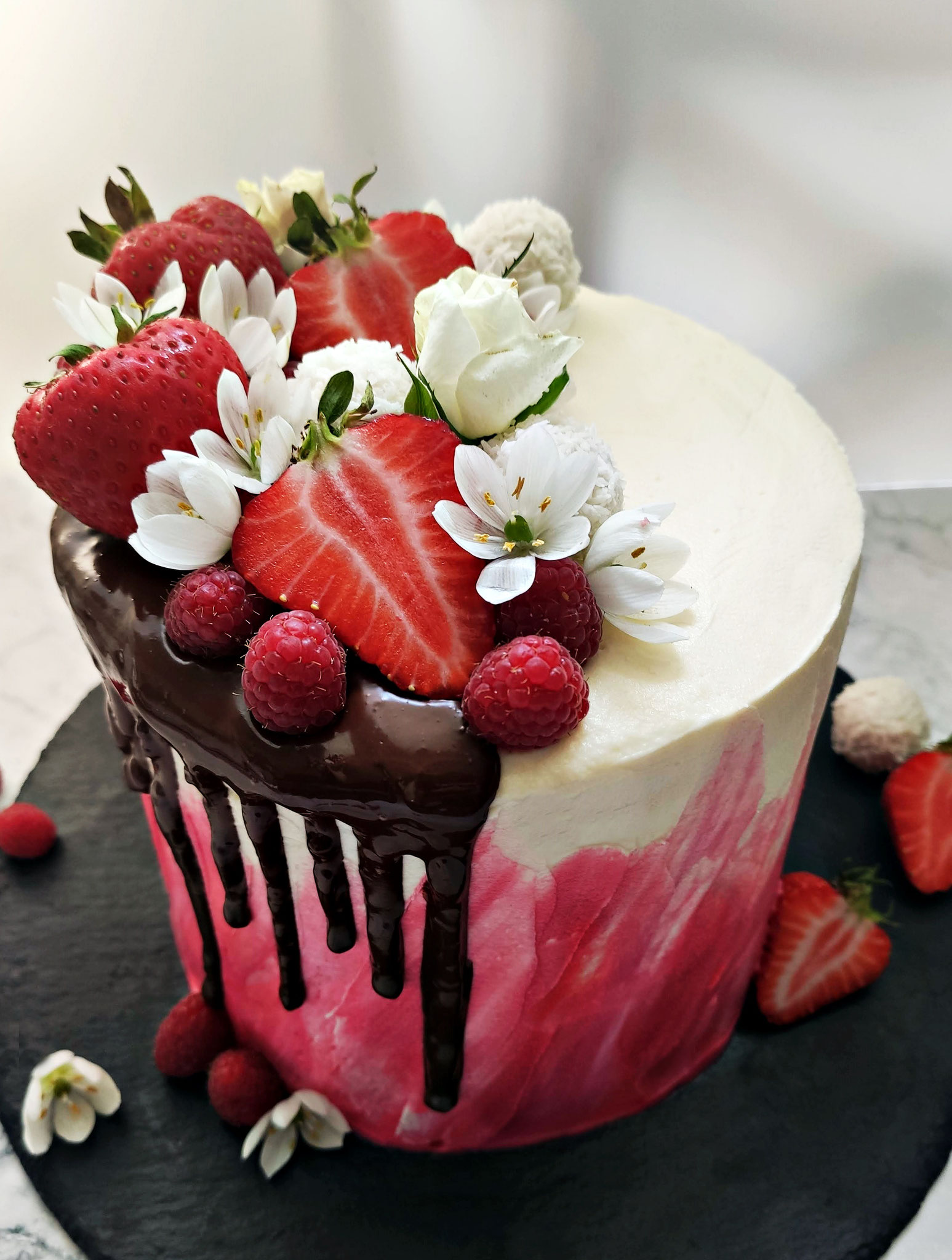 Erdbeer-Schoko Torte mit weißer Schokoladen Creme - carpetortams Webseite!