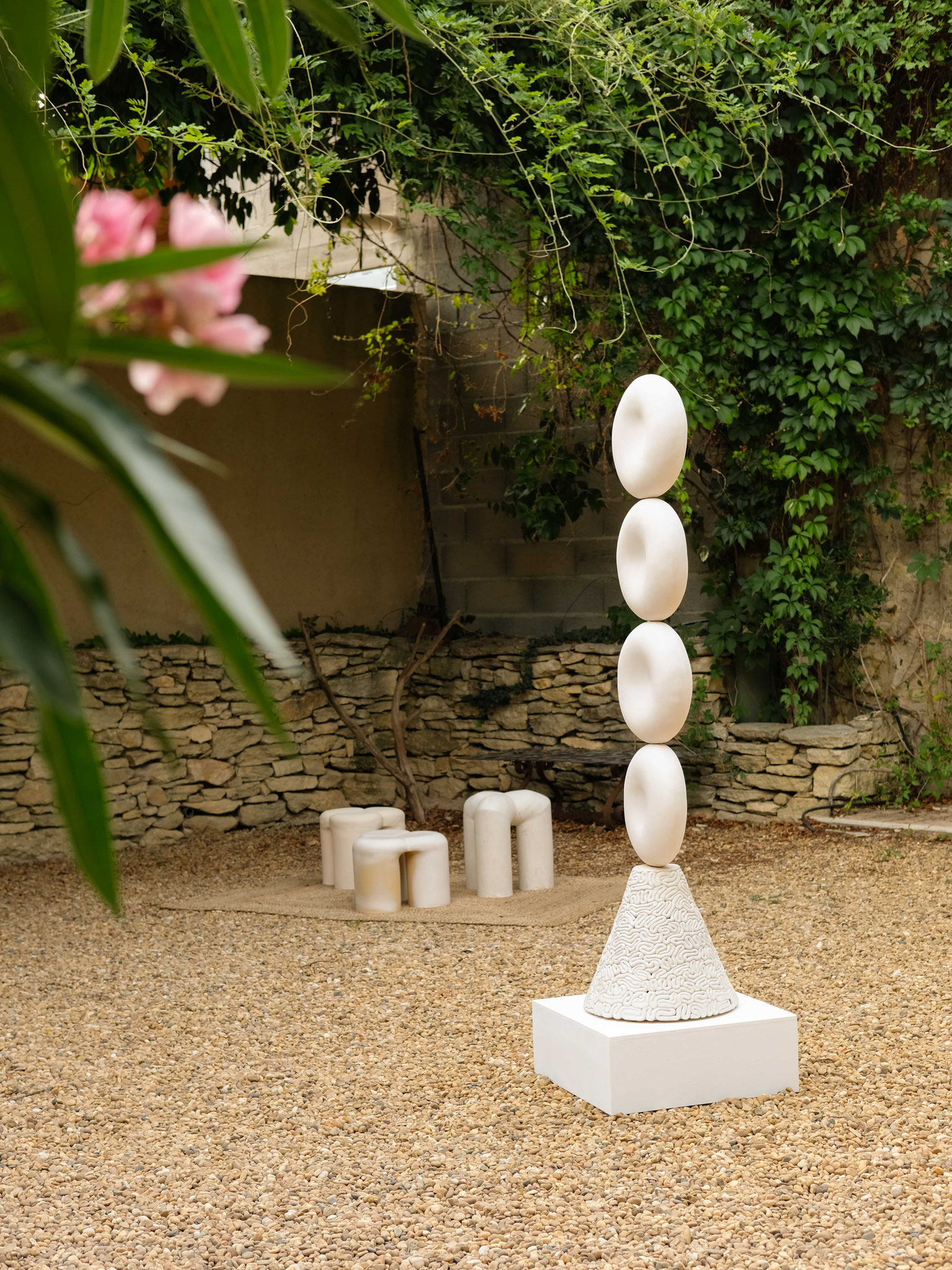  Villi 6 totem, 2025, grès engobé et émaillé, cuisson électrique 1230°C, H 156 x D 39 cm
