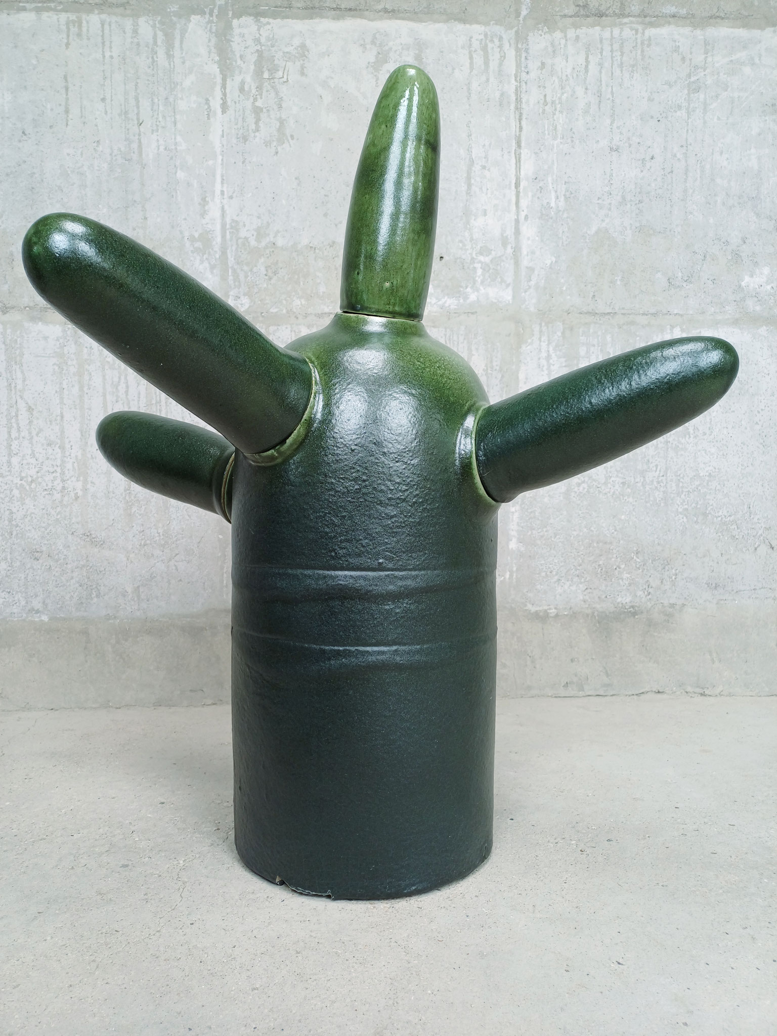 la Massue, grès émaillé, cuisson oxydante 1280 °C, H. 76 cm, L. 56 cm, P. 66 cm, 2025,