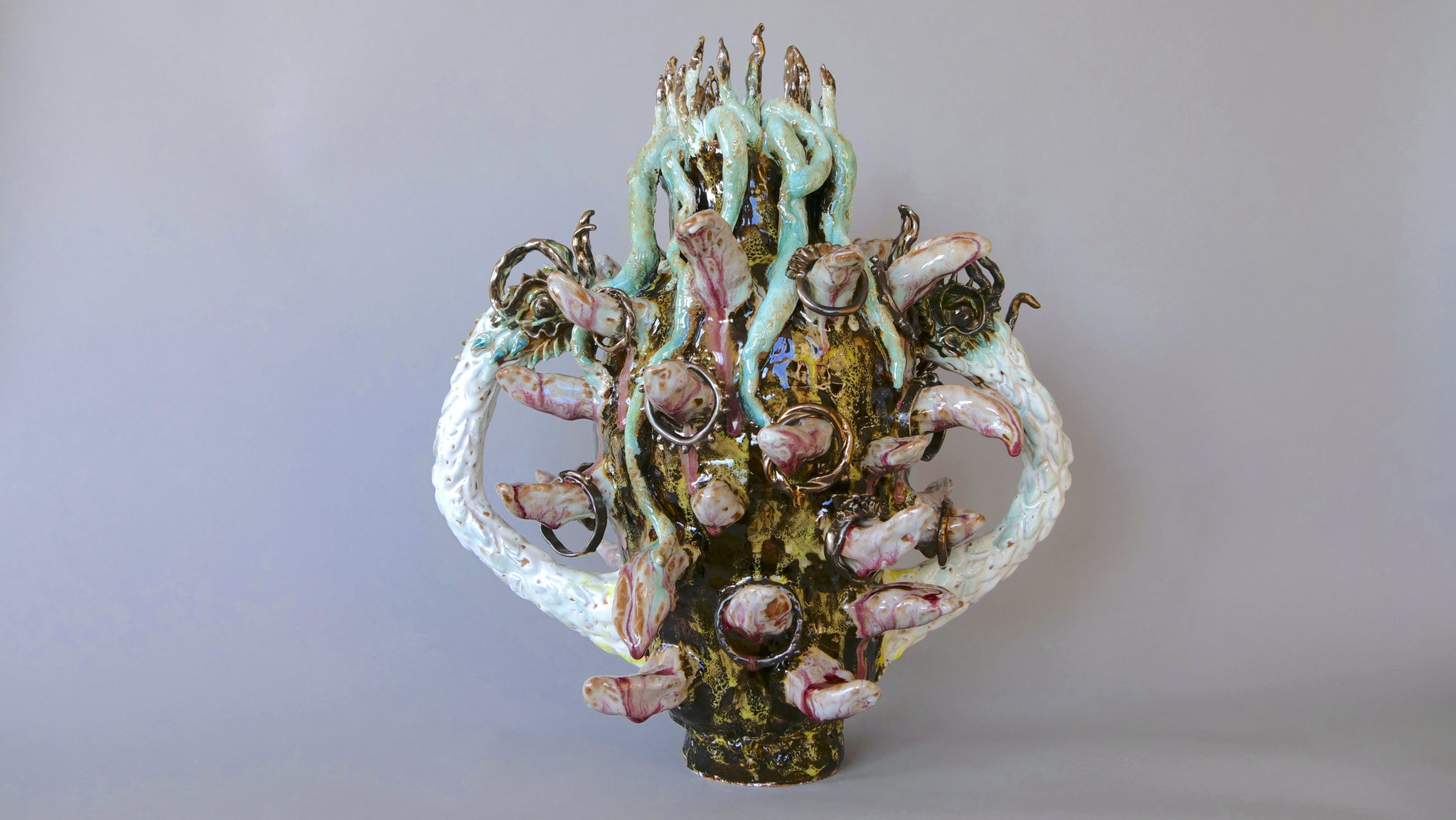 Quand Méduse était enfant, elle aimait se cacher dans les vases échoués au fond des mers - 55X49X42 cm - grès, émaux fabriqués à l'atelier, colombins - haute température