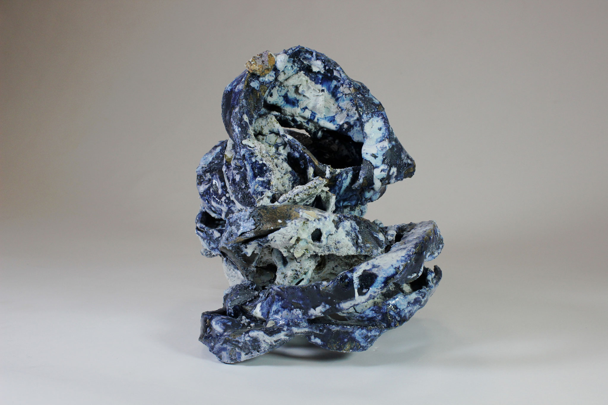 Ghostkeeper, 2025 - grès, faïence, engobe, émail - H43 X L30 X P35 cm - cuisson réductrice au gaz