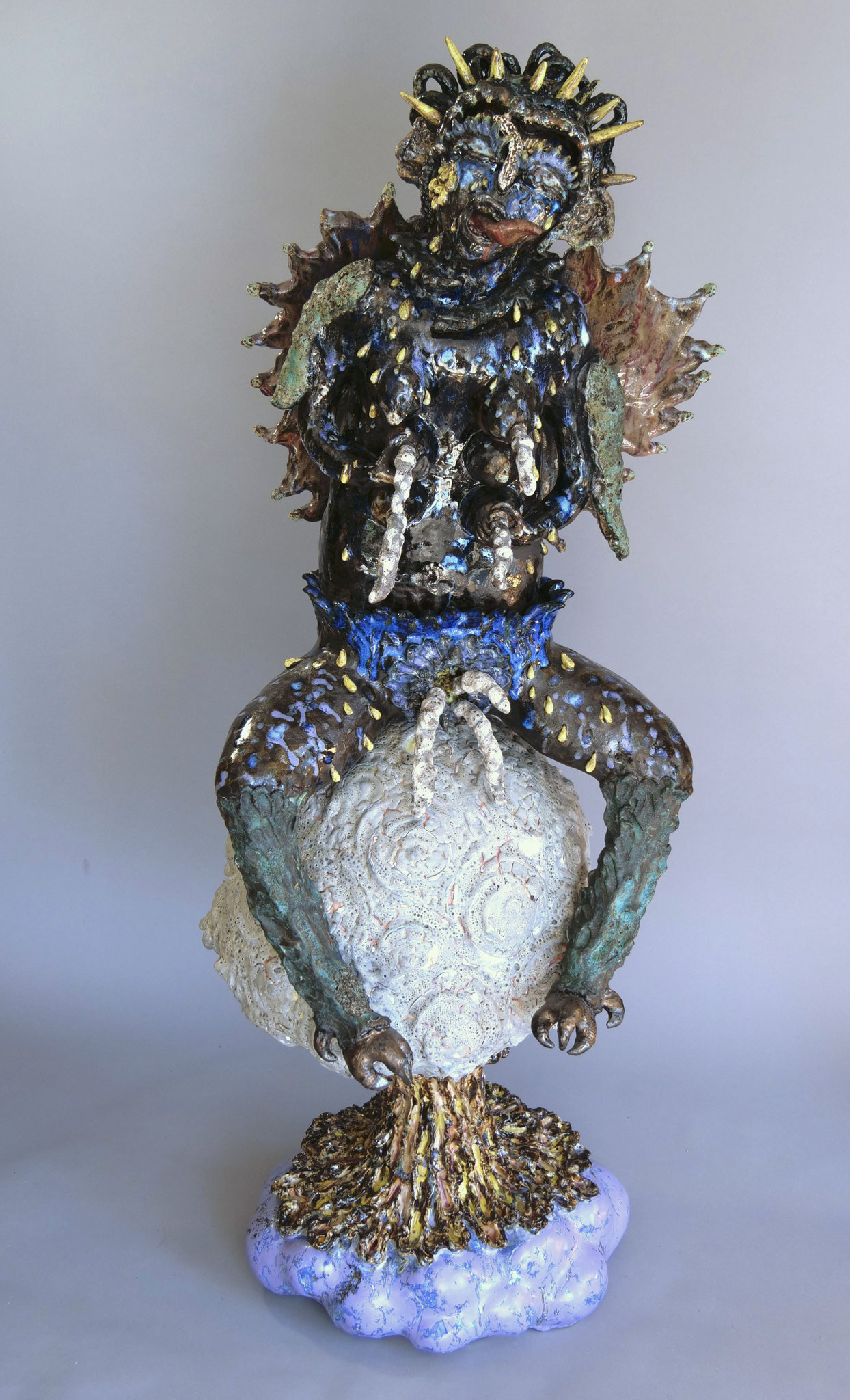 Ishtar enfantant par ses sucs, la bombe nucléaire - 152 X 53 X 48 cm - grès, émaux - @Boris Nicot