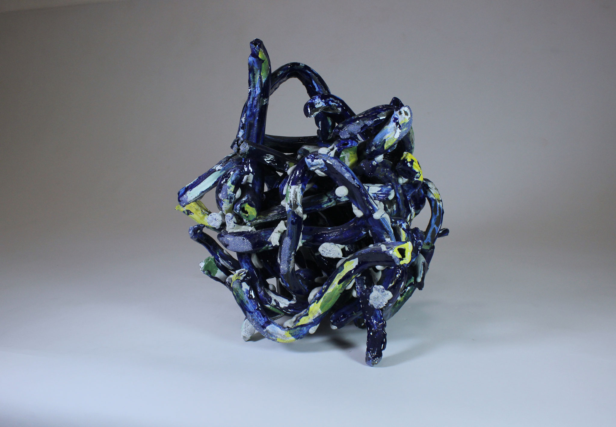 Ostinato, 2025 - grès, faïence, engobe, émail - H55 X L55 X P50 cm - cuisson réductrice au gaz