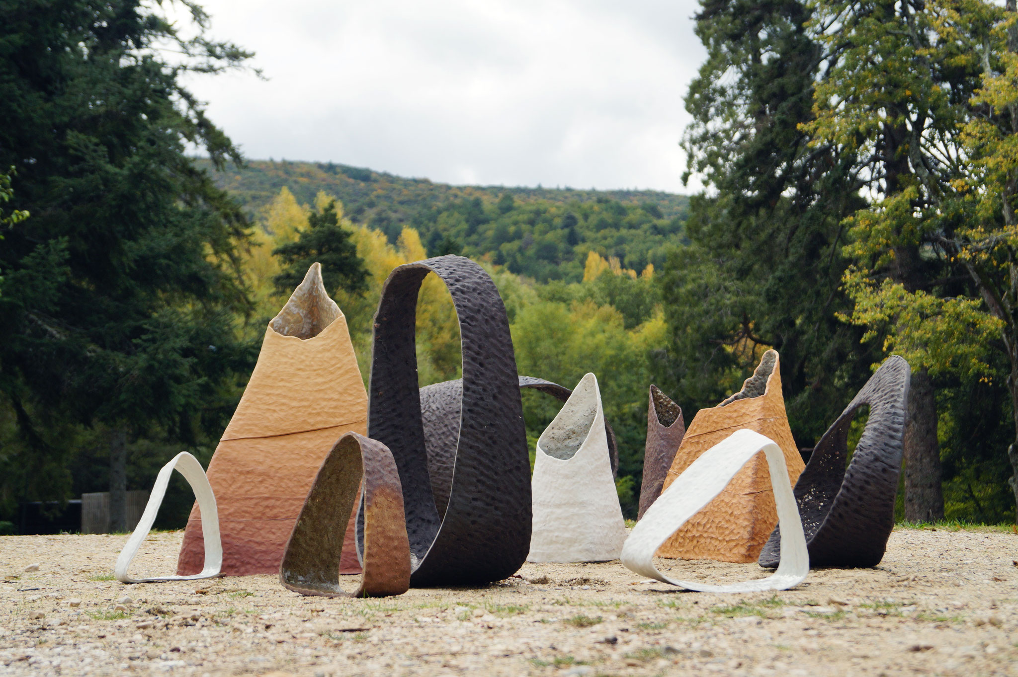 Ensemble de sculptures "triptyques", façonnées au colombin, grès et porcelaine. 