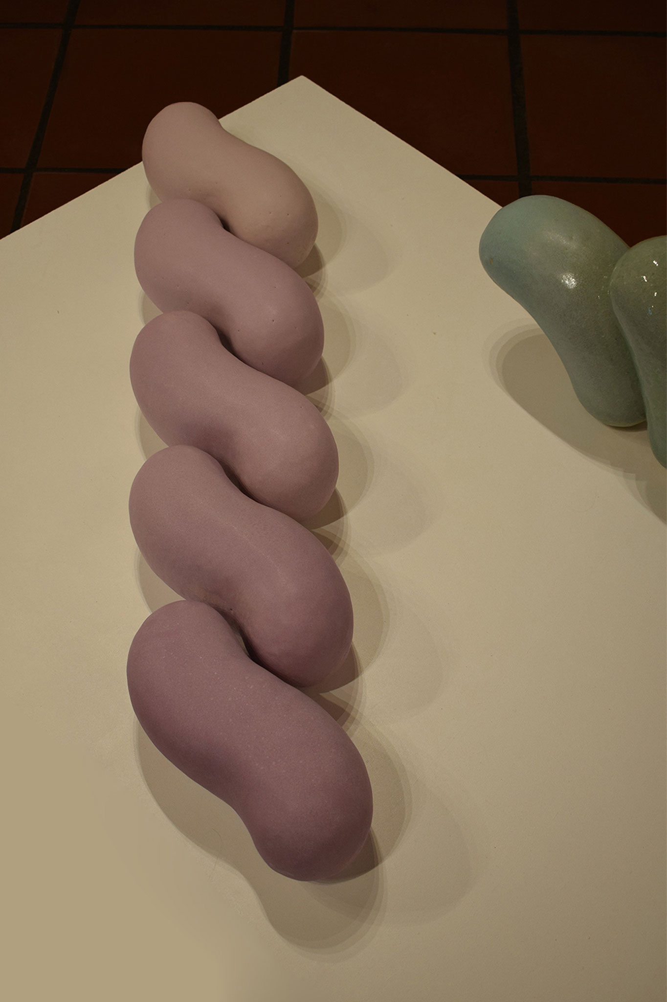 Fluctue -2023 -  grès, dégradé de mauve. 90 X 20 X 20 cm - cuit en oxydation à 1250° - @chiarabonato_