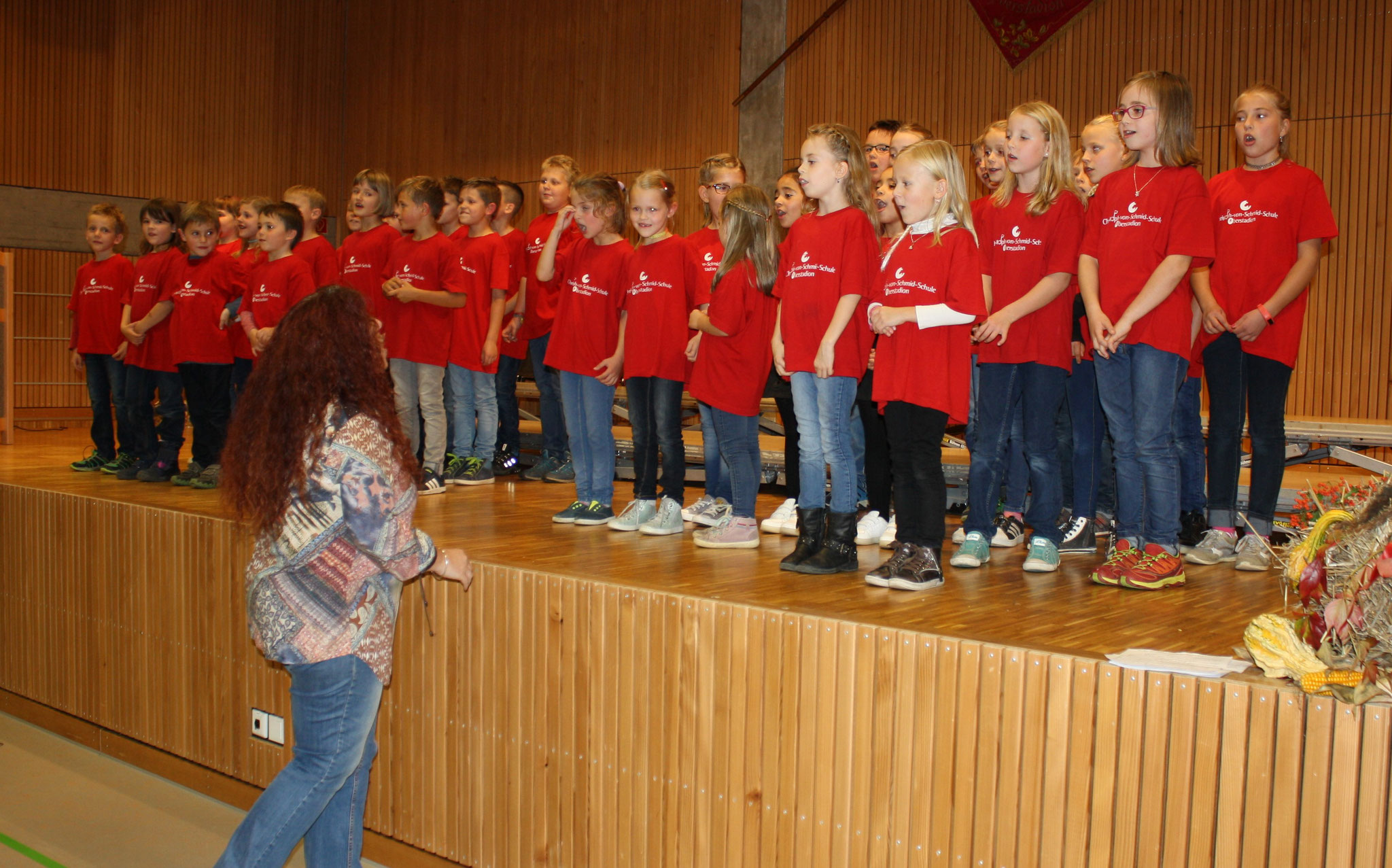 Die Schülerinnen und Schüler sangen zunächst "Fatio singalalalo" und danach "Hejo spann den Waagen an" jeweils als Kanon