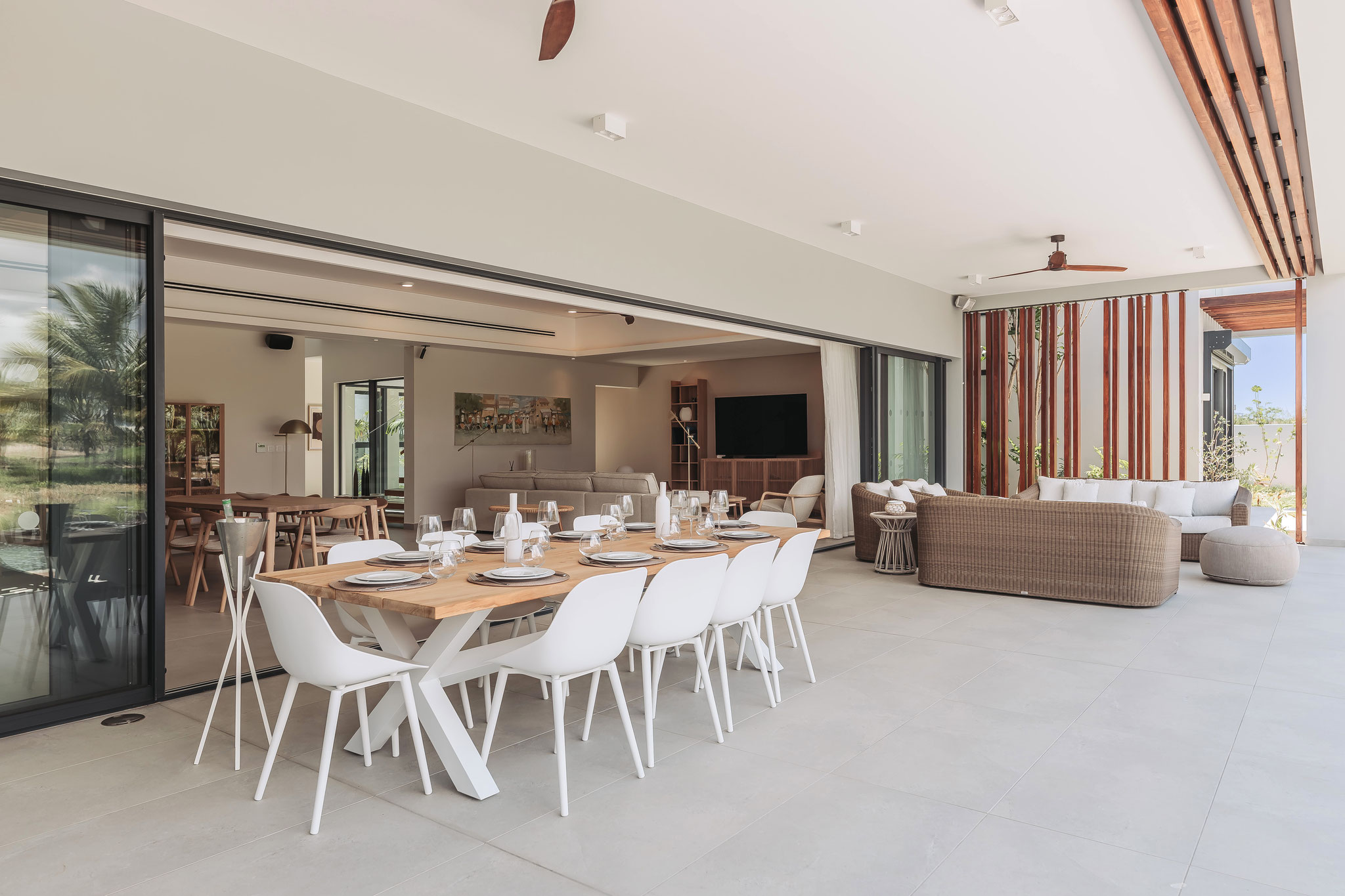 salle à manger extérieure équipé en sonorisation, villa de luxe