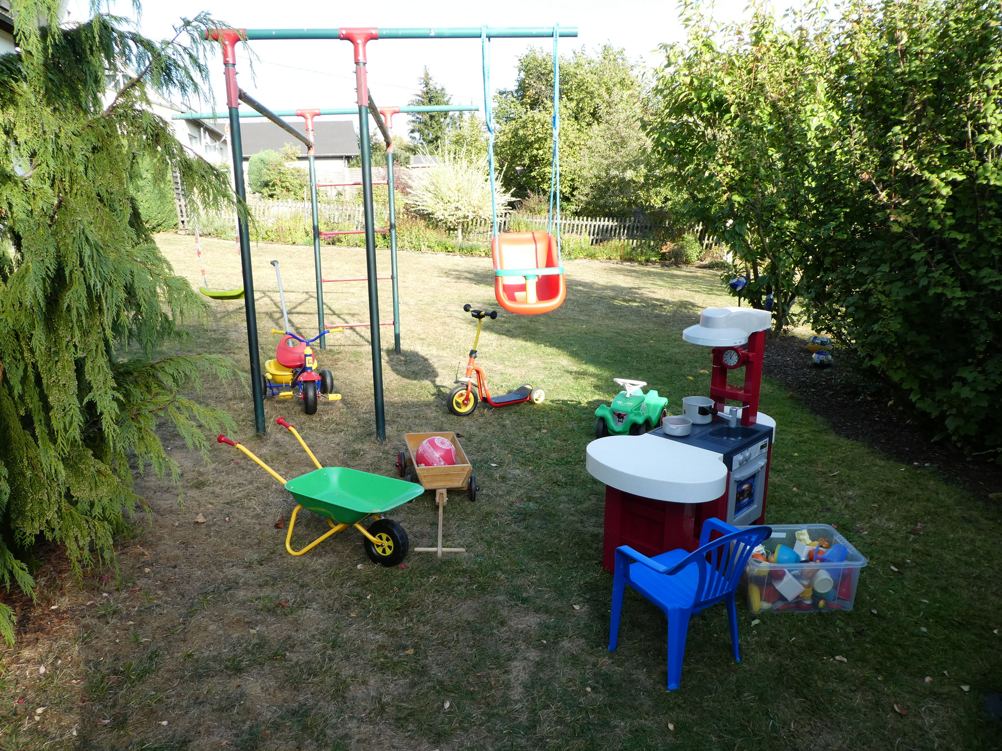 Spielhaus und Schaukel für die kleinen Gäste