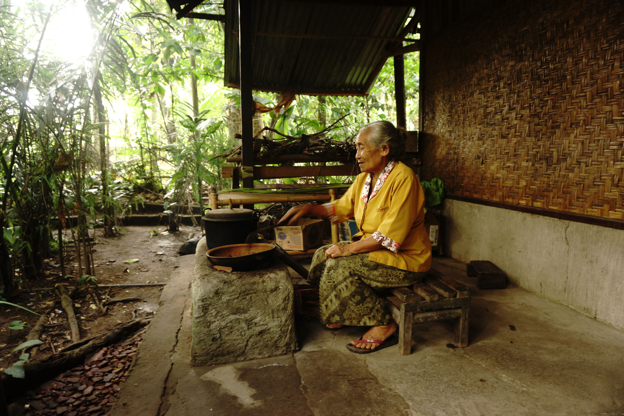 Eine Frau bei der Arbeit, Kaffeeplantage auf Bali