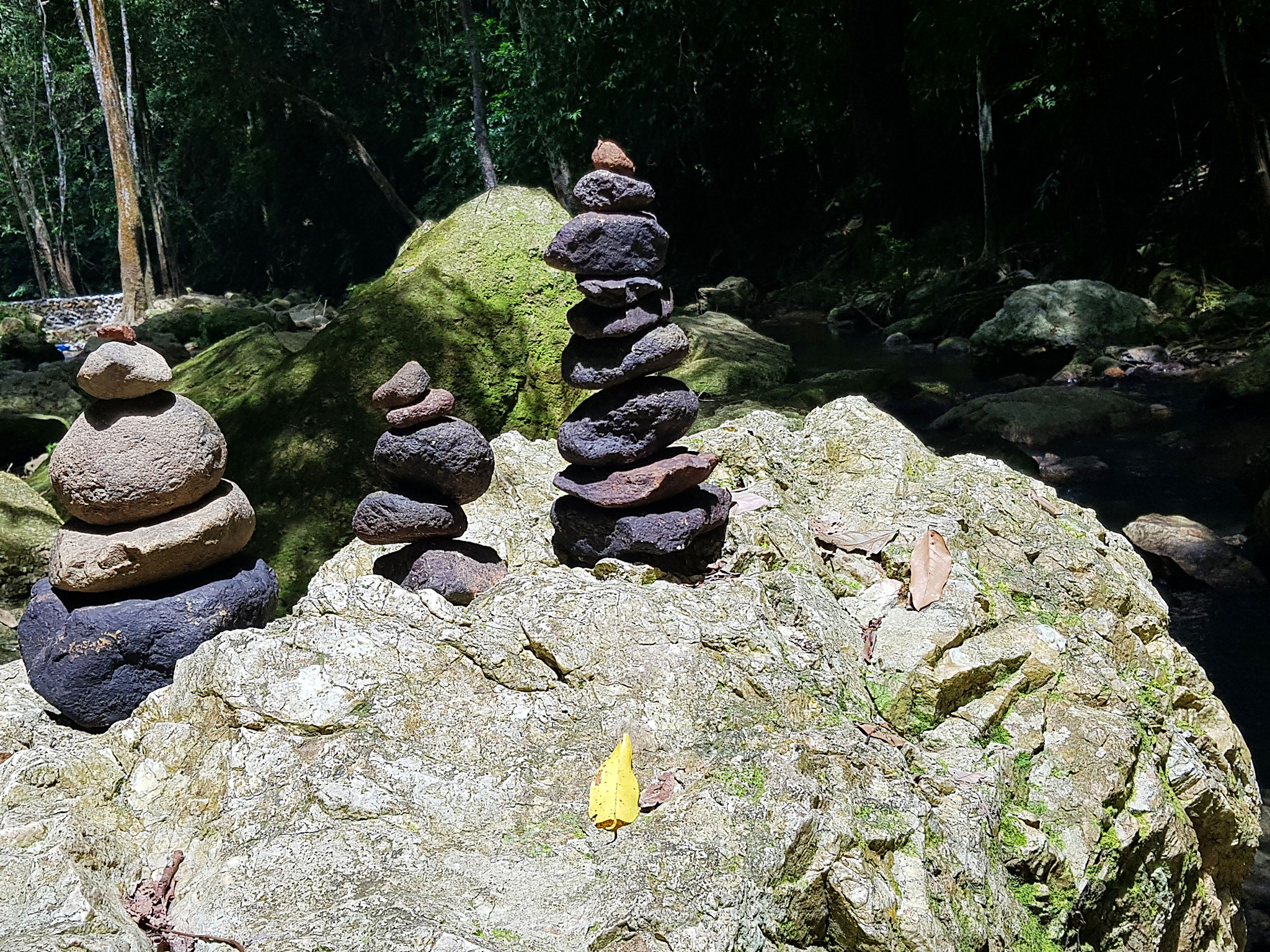 Steintürmchen am Fluss des Waterfall 1 auf Ko Samui