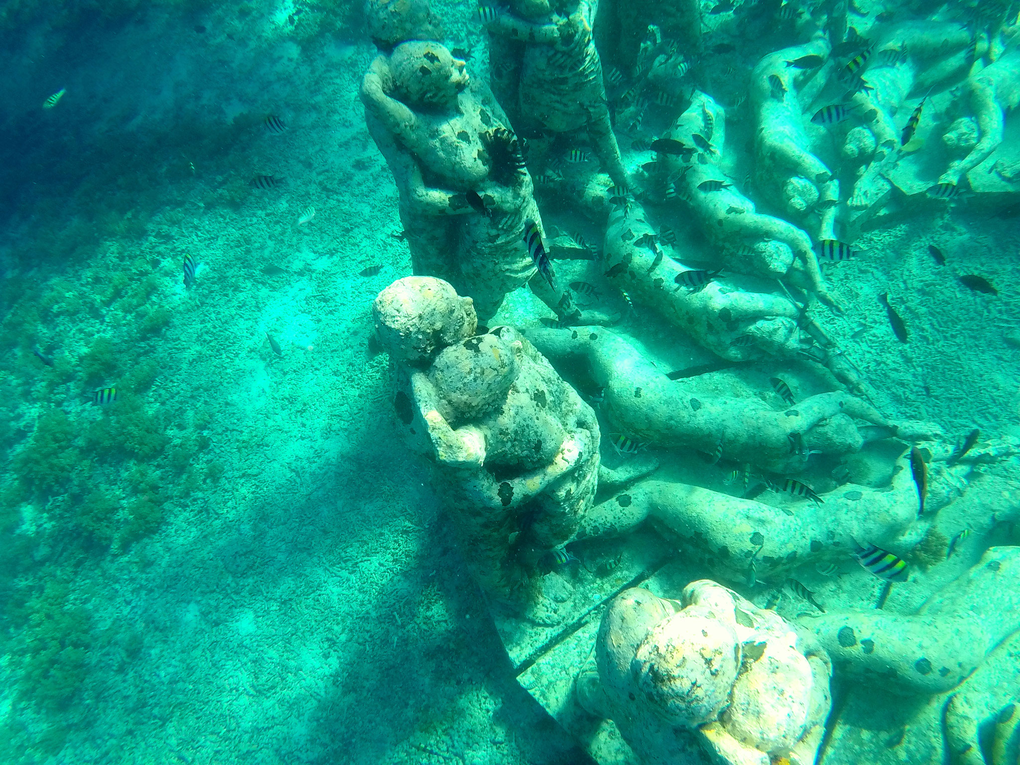 Statuen auf dem Meeresgrund vor Gili Meno