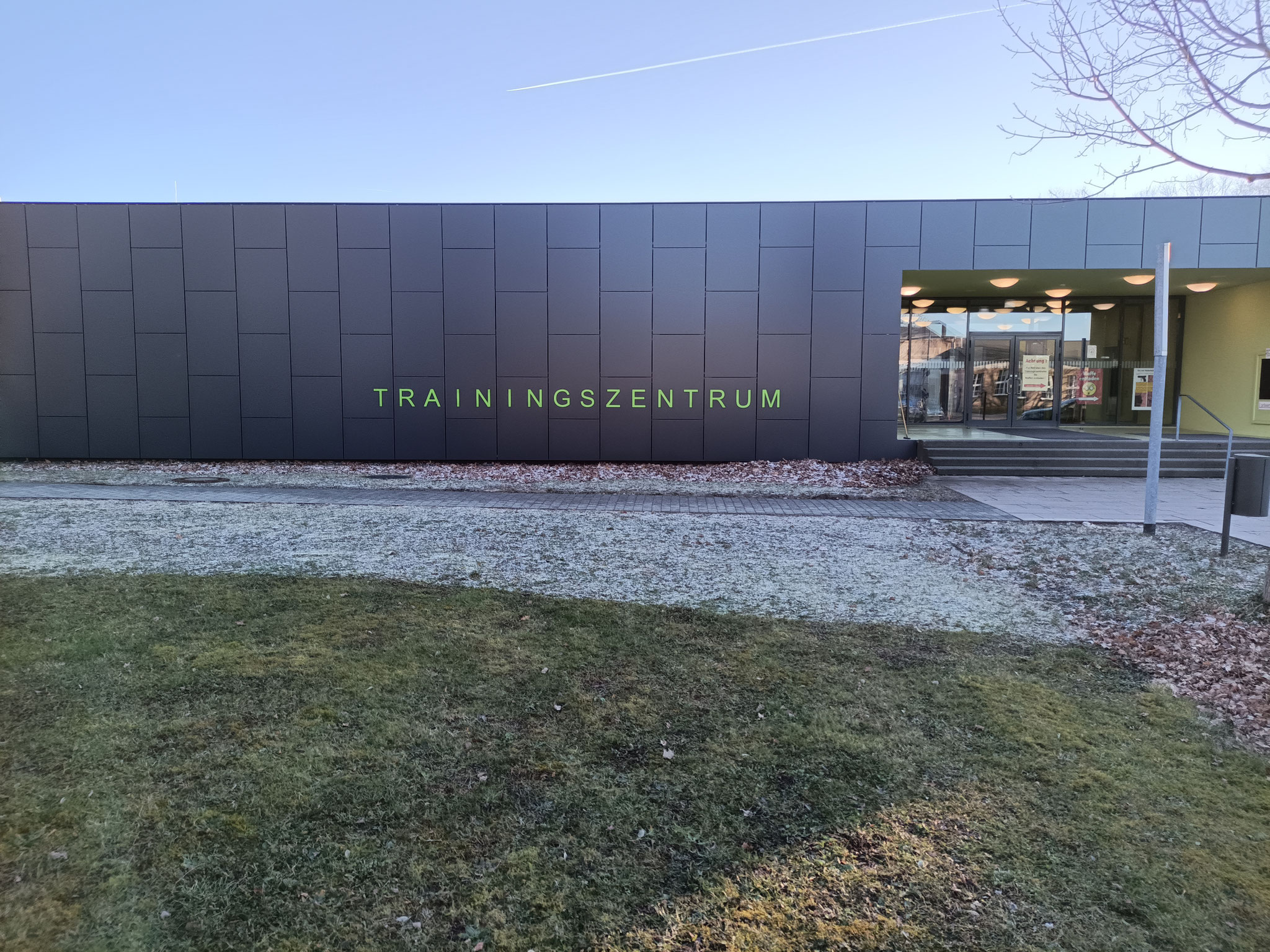 Schriftzug in Platten eingefräst, und farblich hinterlegt