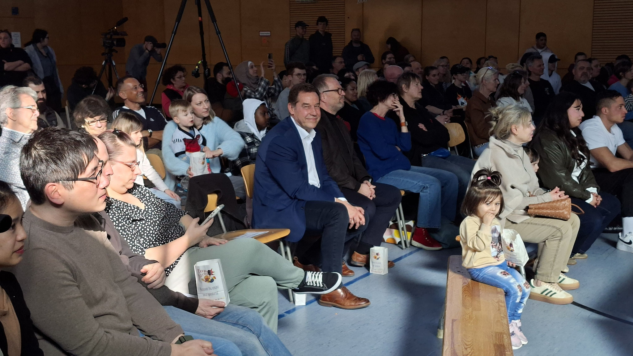 Besuch von BM Braun (Stadt Fürth) - Bildmitte - und RSchD Lenz (Reg. von MFR) - rechts daneben