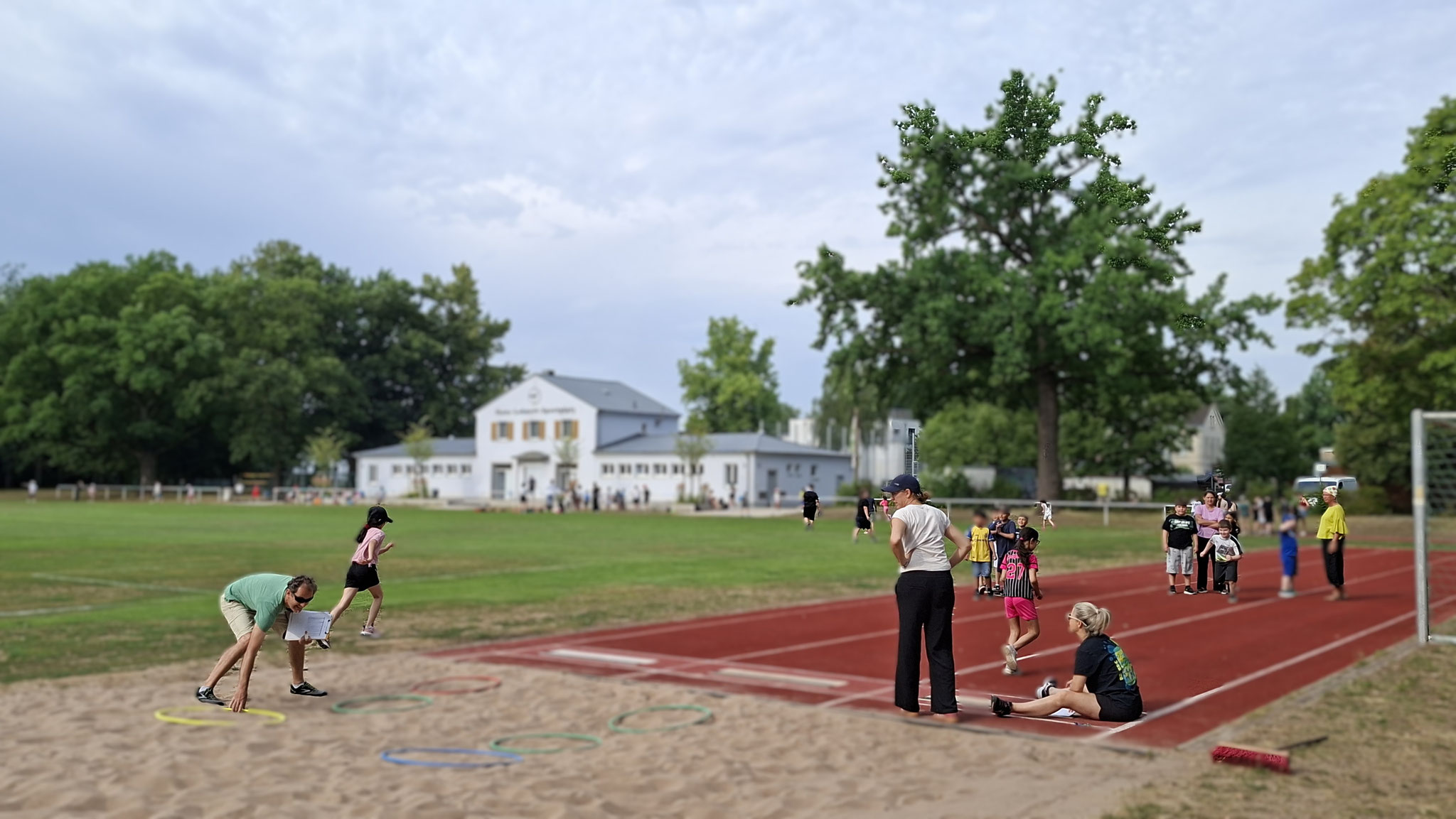 Eine der Pflichtaufgaben: Weitspringen