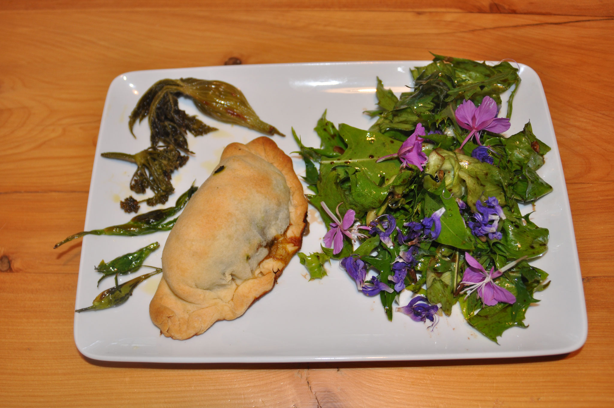 p'tite salade sauvage , son chausson aux herbes sauvages et boutons de salsifis poêlés