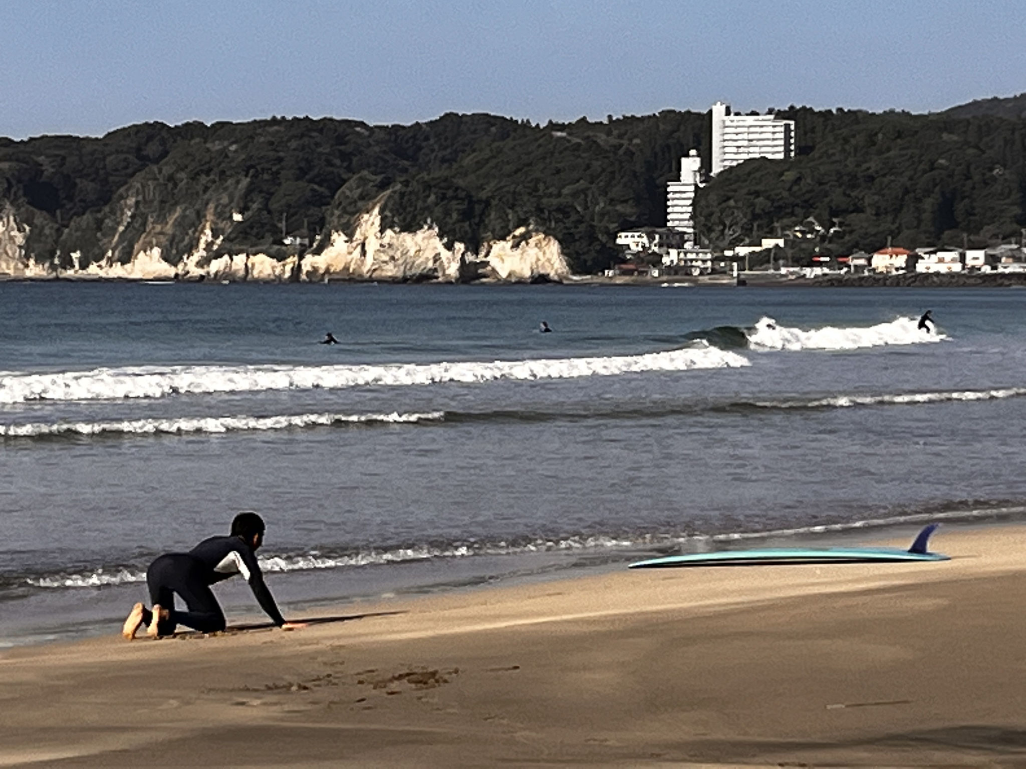 ロッカーバランスとフィン、全体のバランスと水の流れをみるYuta。