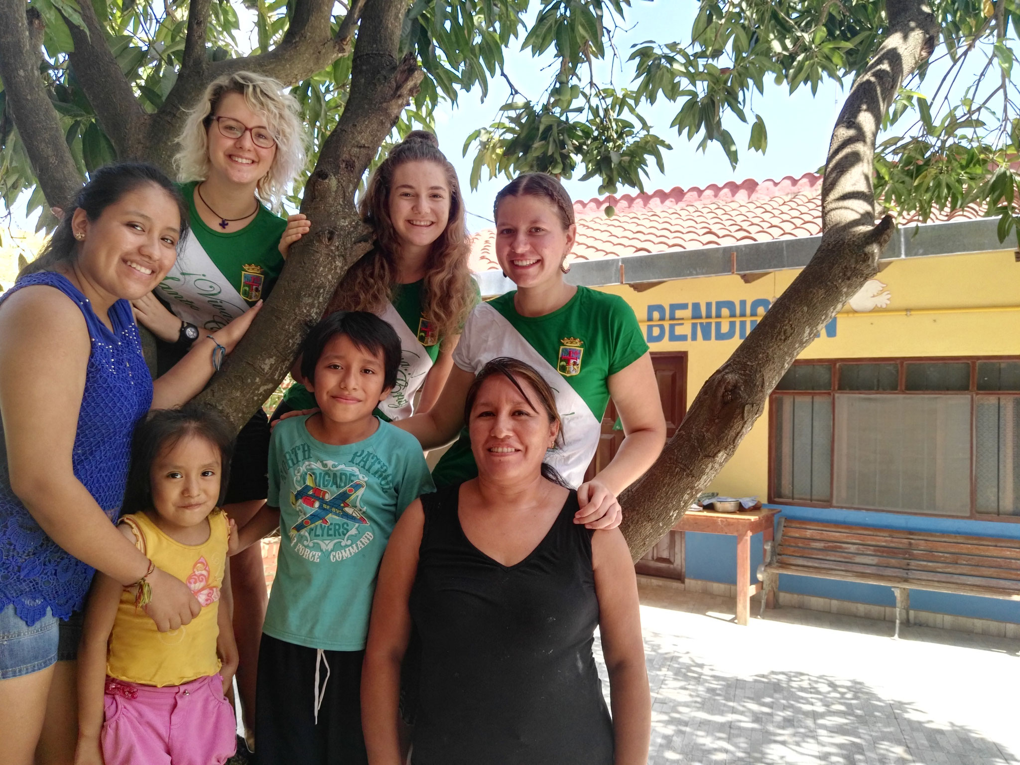 Unsere liebe Hausfamilie, Marife, Noelia, Emanuel und Mama Rosmery