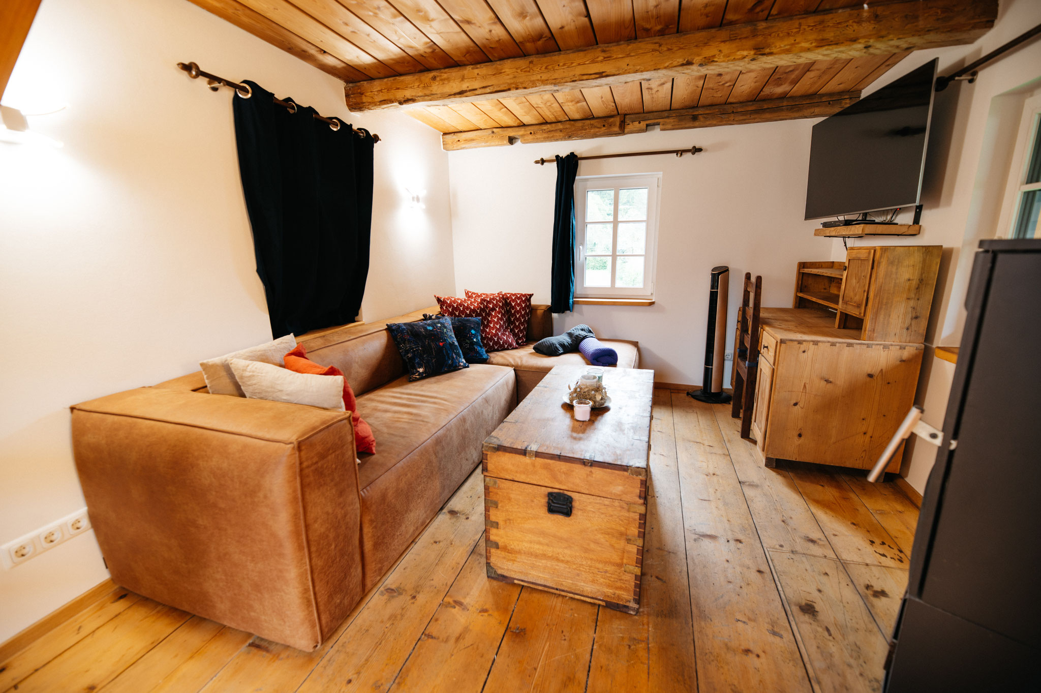 Wohnzimmer mit Smart TV im Tiny House