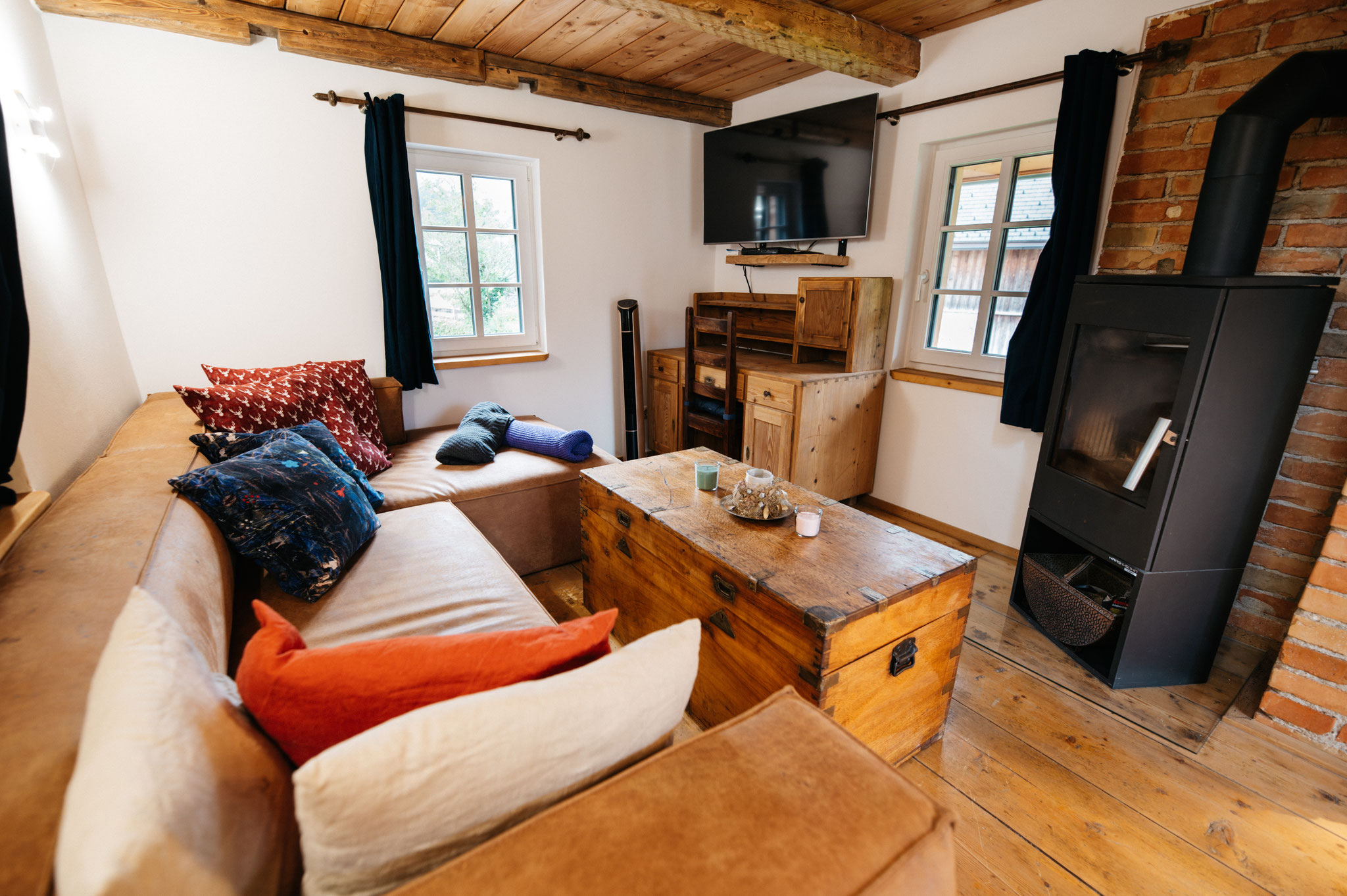 Wohnzimmer mit Kamin im Tiny House