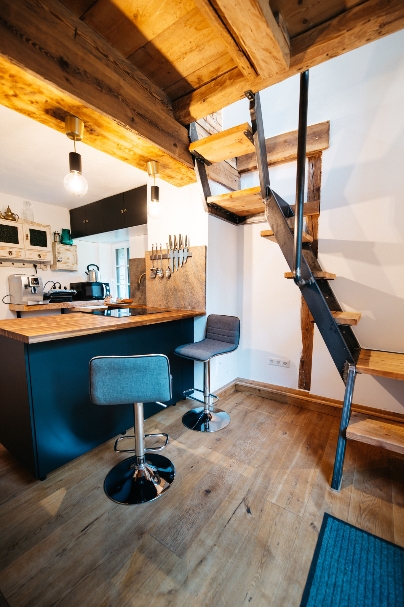 Küche sowie Stiegenaufgang ins Wohnzimmer Tiny House