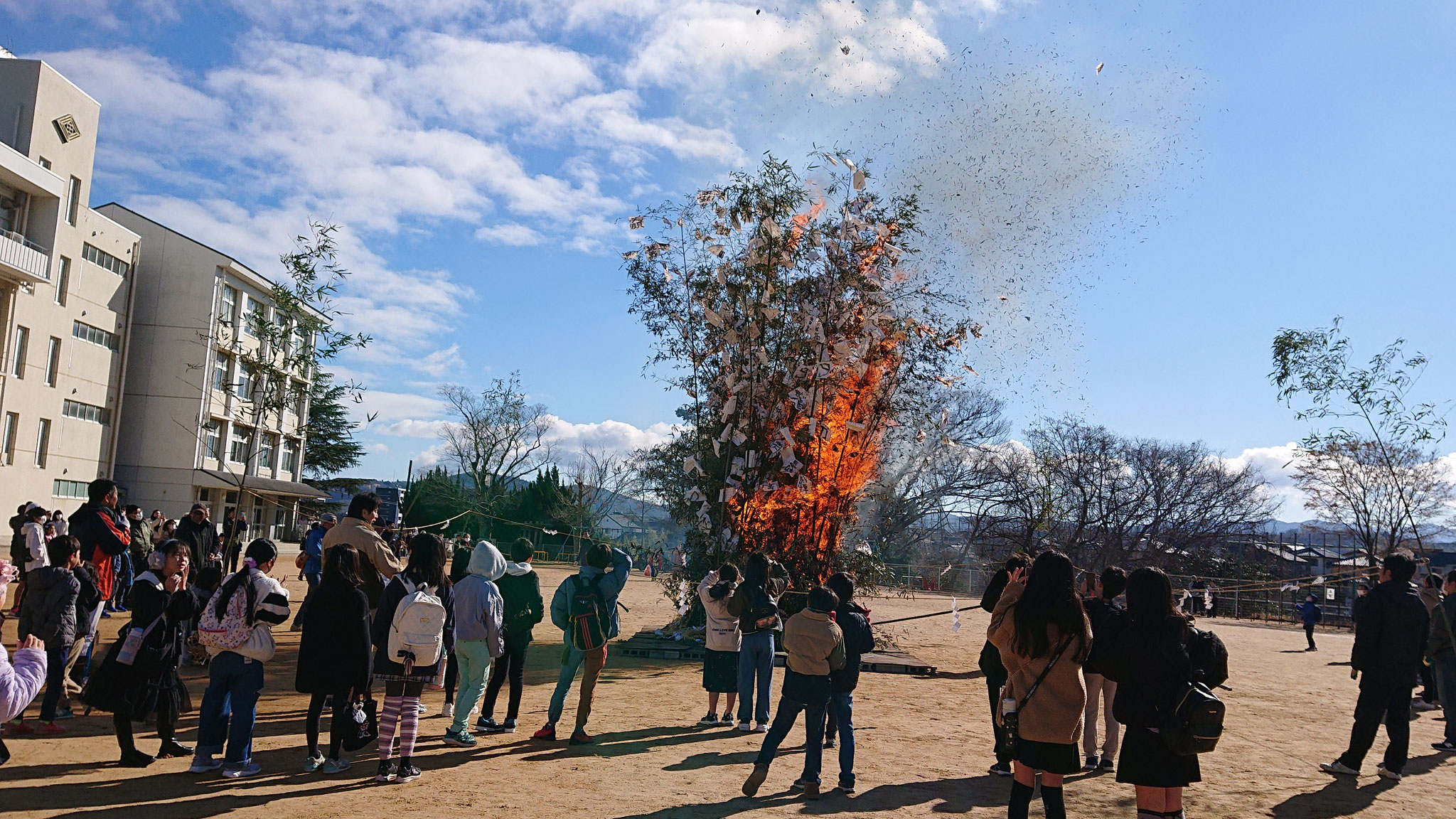 2025/1/11  さんだっ子きょうだいづくり推進委員会　　とんど大会（三田小学校にて）
