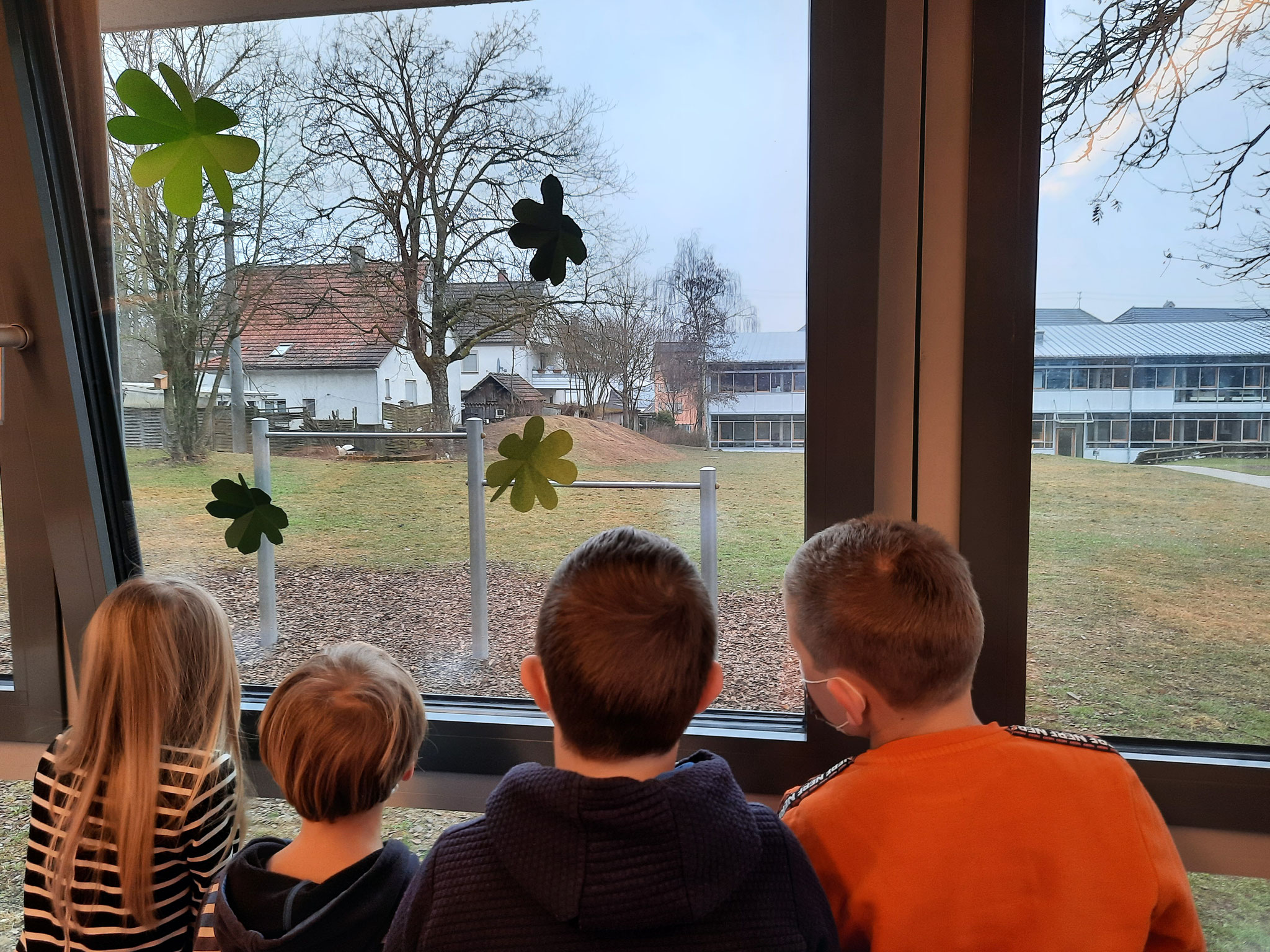 Glück bedeutet für uns, wenn ein Storch über die Schulwiese läuft und Äste für sein Nest sammelt.