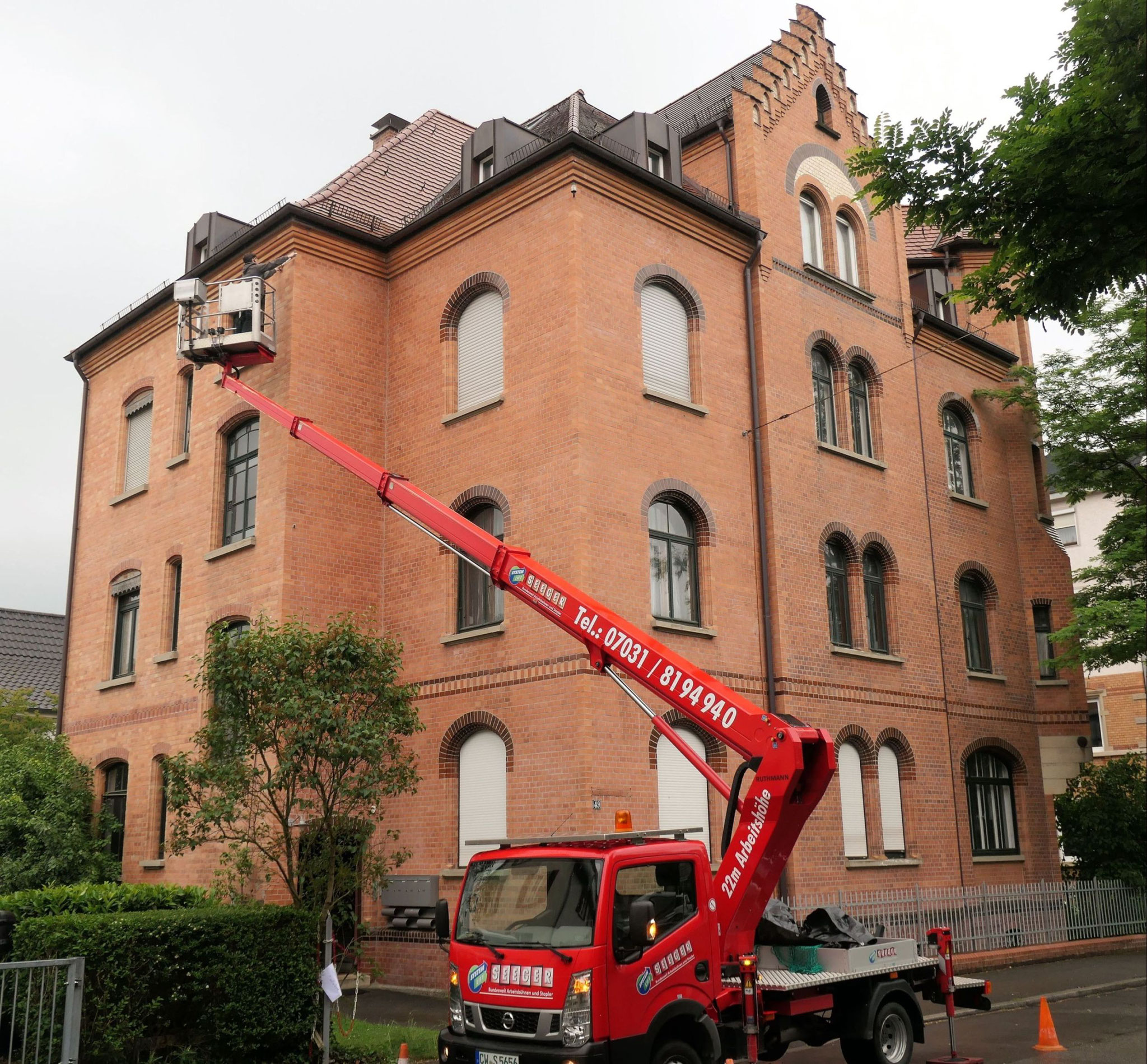 Nistkasten-Anbringung mittels Hubarbeitsbühne / NABU Tübingen