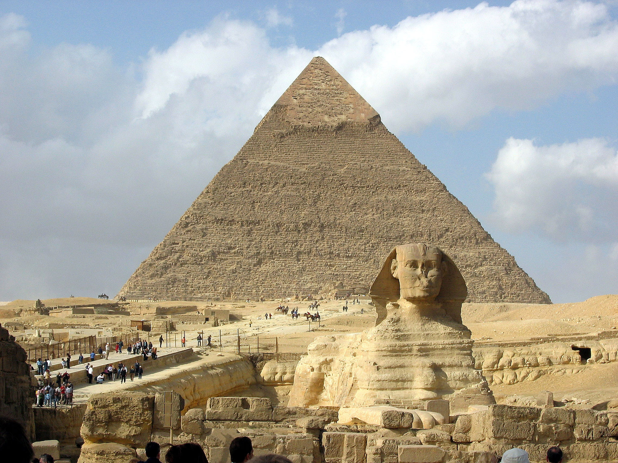 Sphinx vor der Chephren-Pyramide in Gizeh