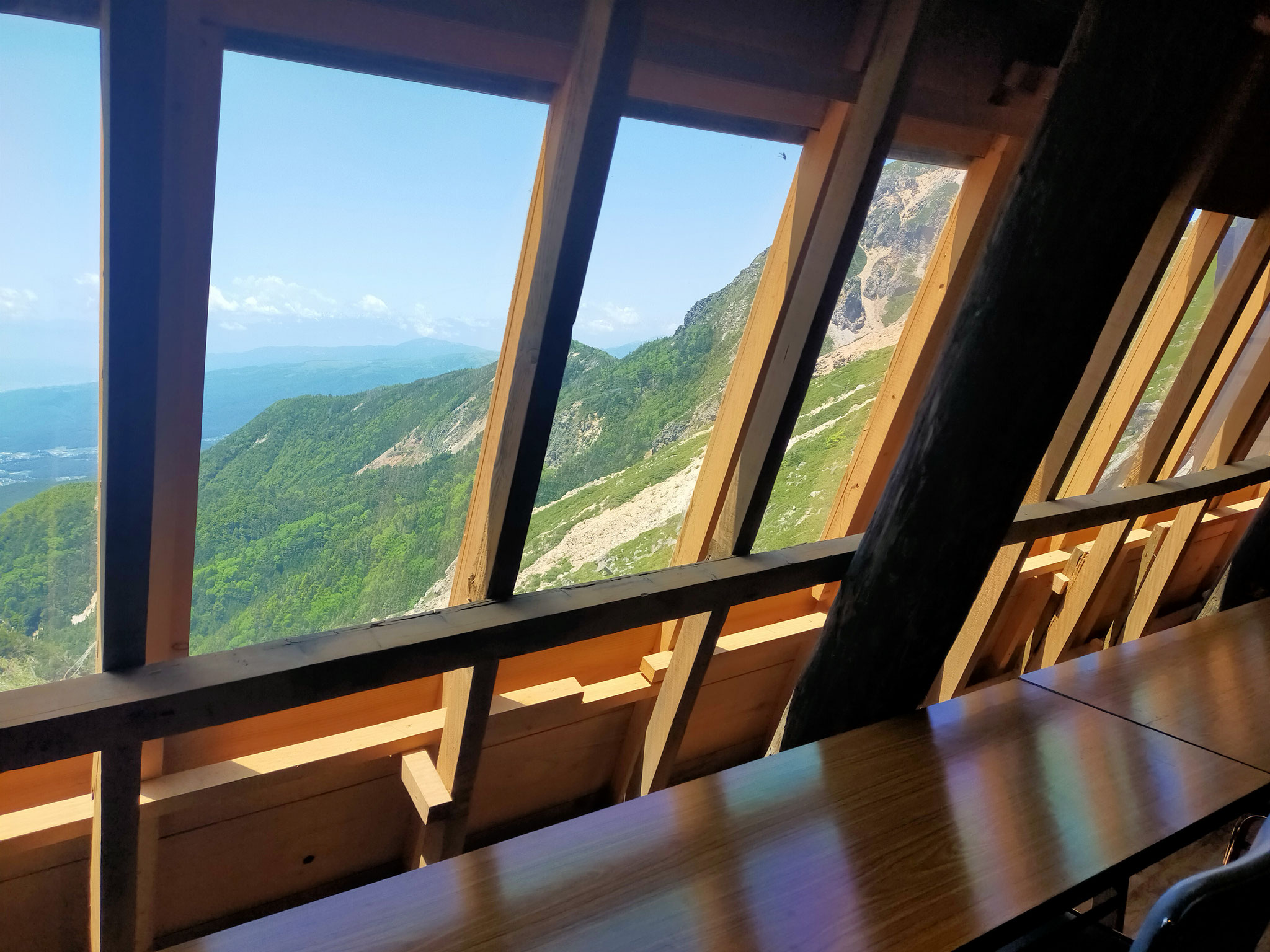 根石岳山荘の窓から・八ヶ岳縦走ツアー